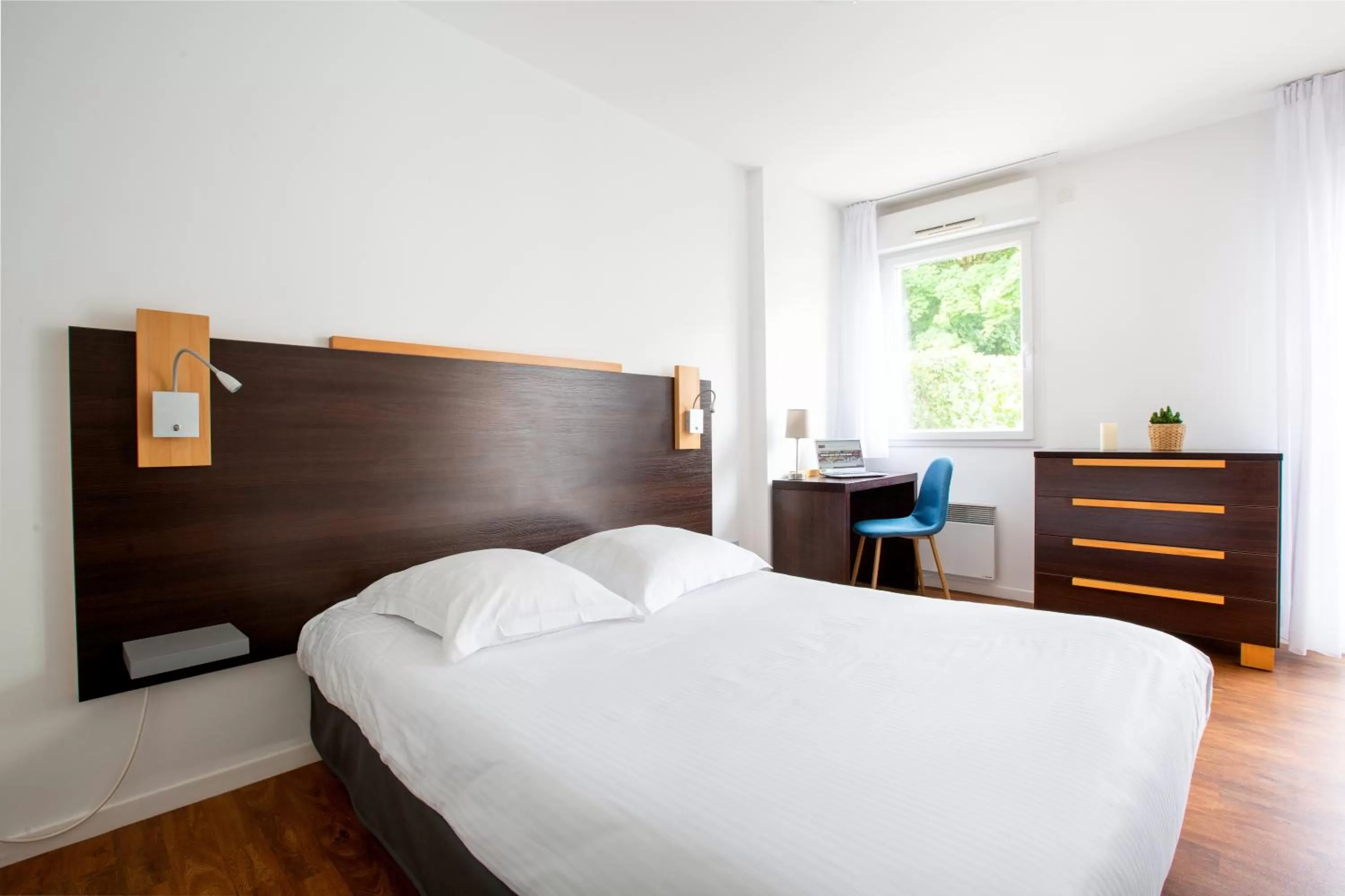 Bed in Cerise Nantes Atlantis