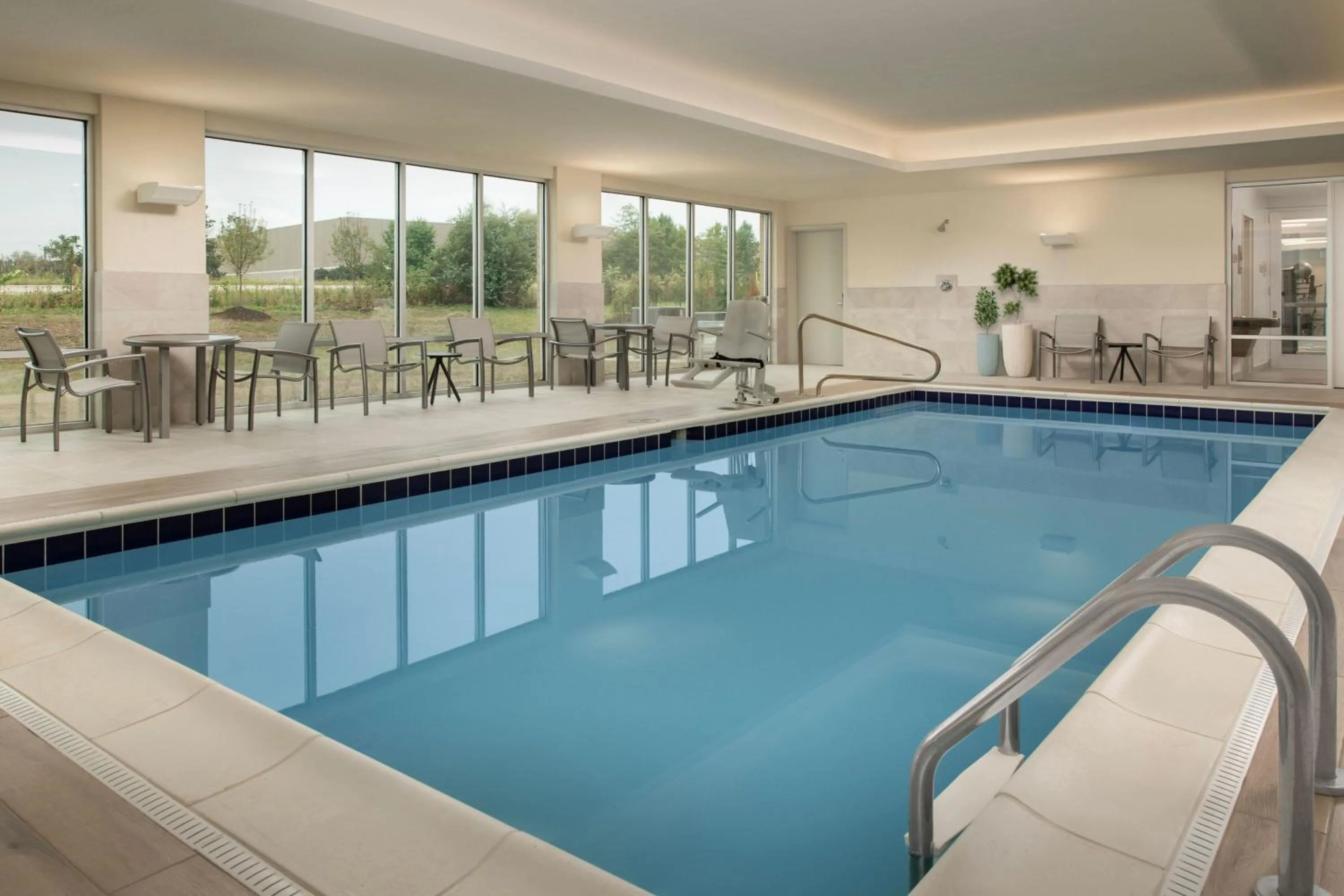 Swimming pool in SpringHill Suites by Marriott Cincinnati Mason