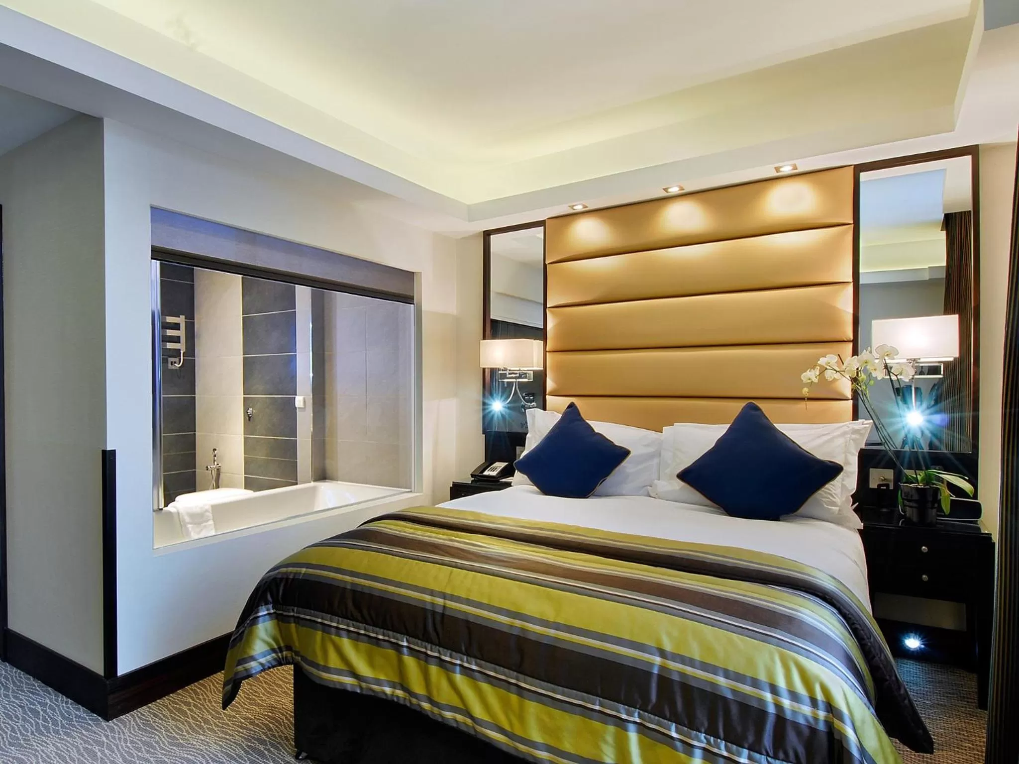 Bedroom, Bed in Park Grand Mayfair