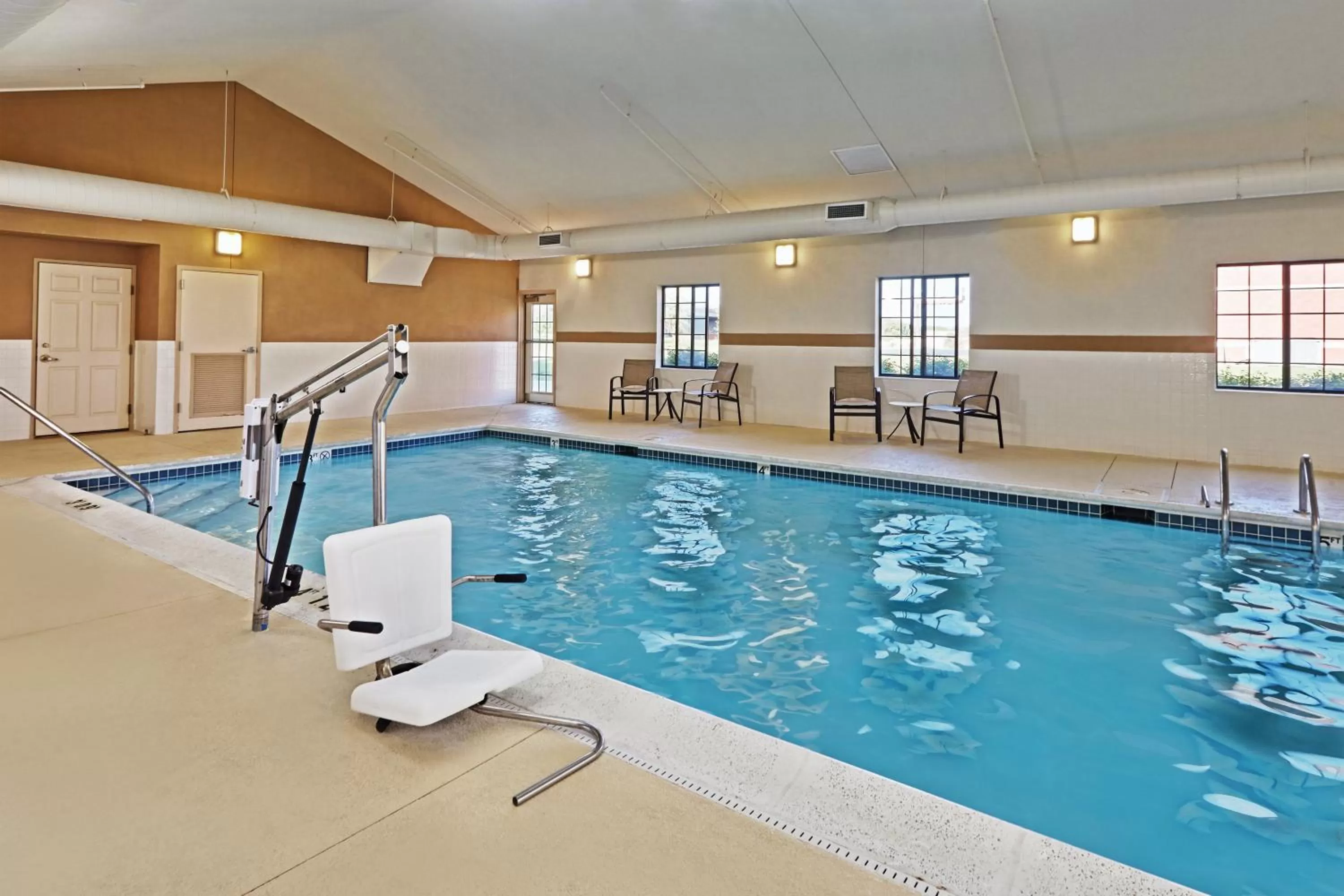 Swimming pool in Staybridge Suites Glenview by IHG