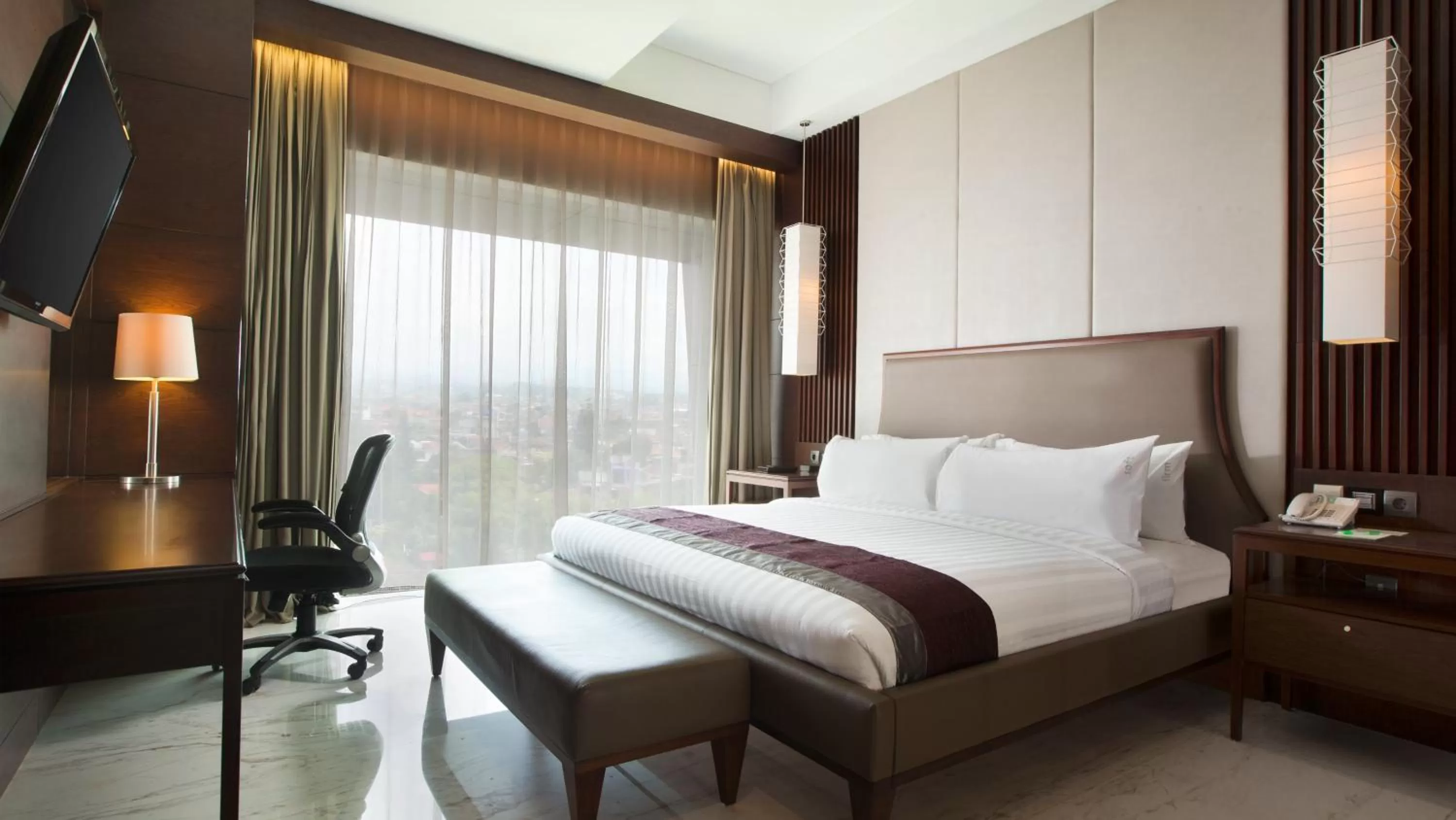 Photo of the whole room, Bed in Holiday Inn Bandung Pasteur by IHG