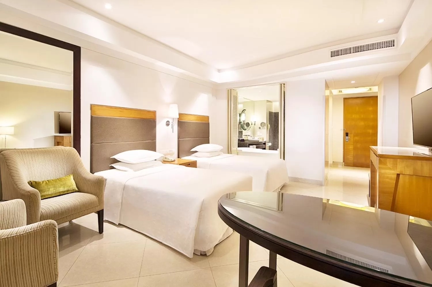 Bedroom, Bed in Sheraton Haikou Hotel