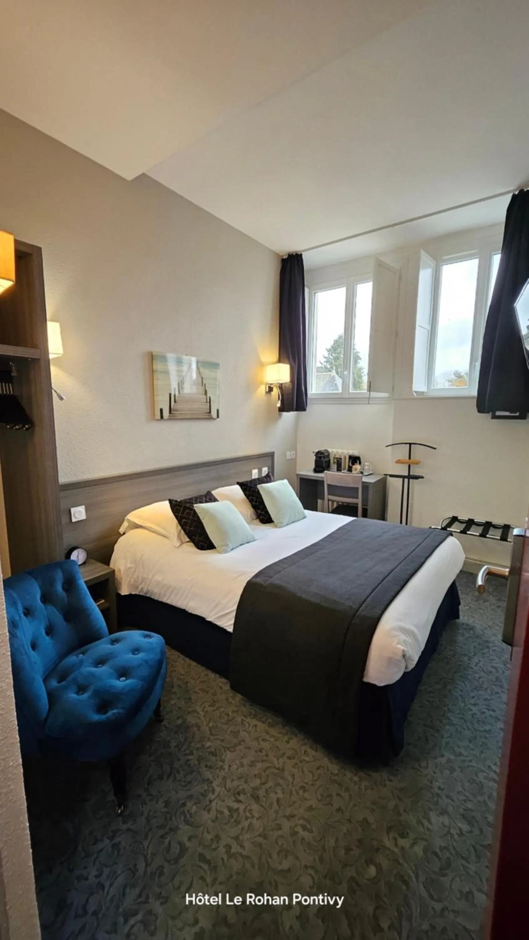 View (from property/room), Bed in Hôtel Le Rohan Charme et Caractère