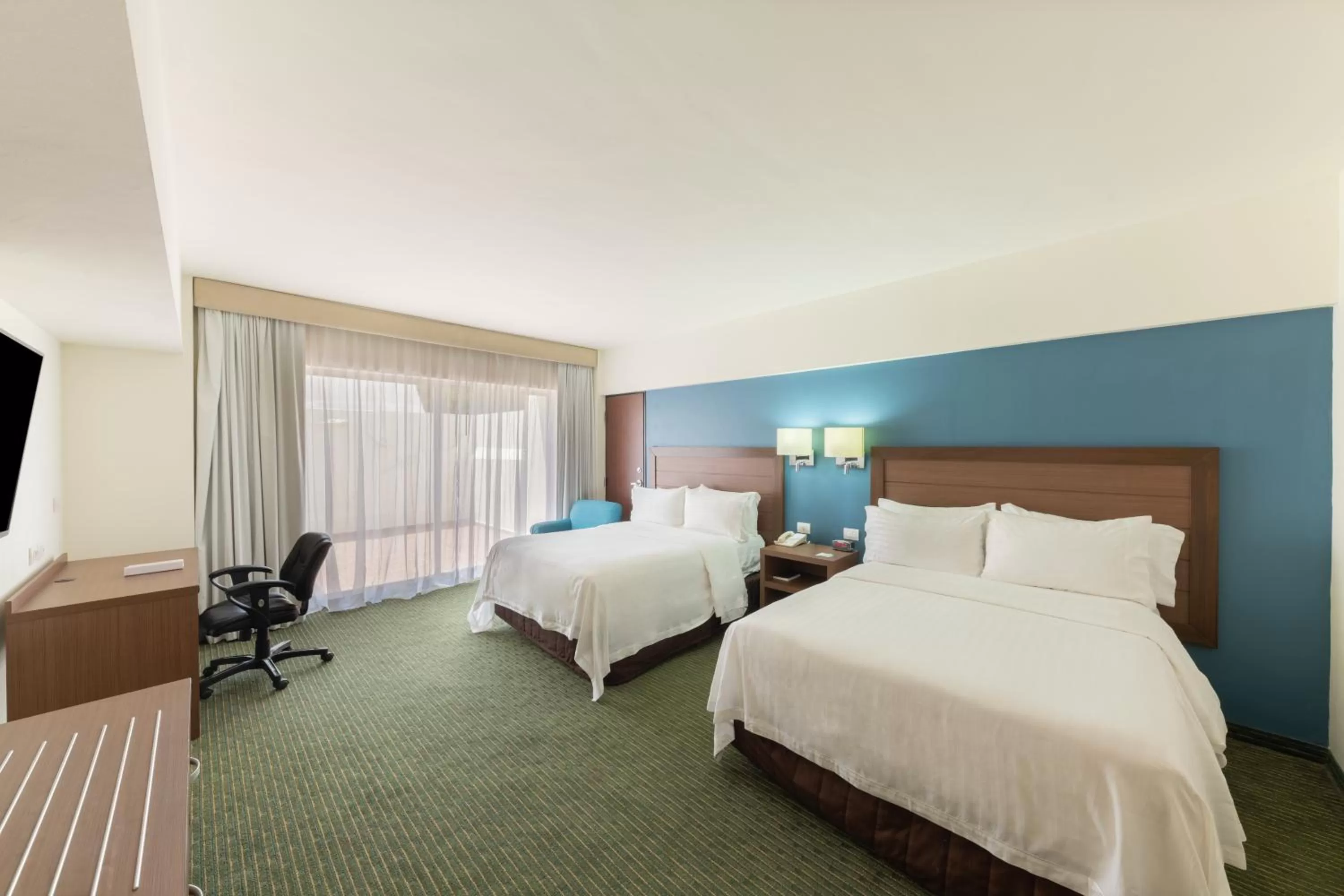 Photo of the whole room, Bed in Holiday Inn Guadalajara Expo Plaza del Sol by IHG