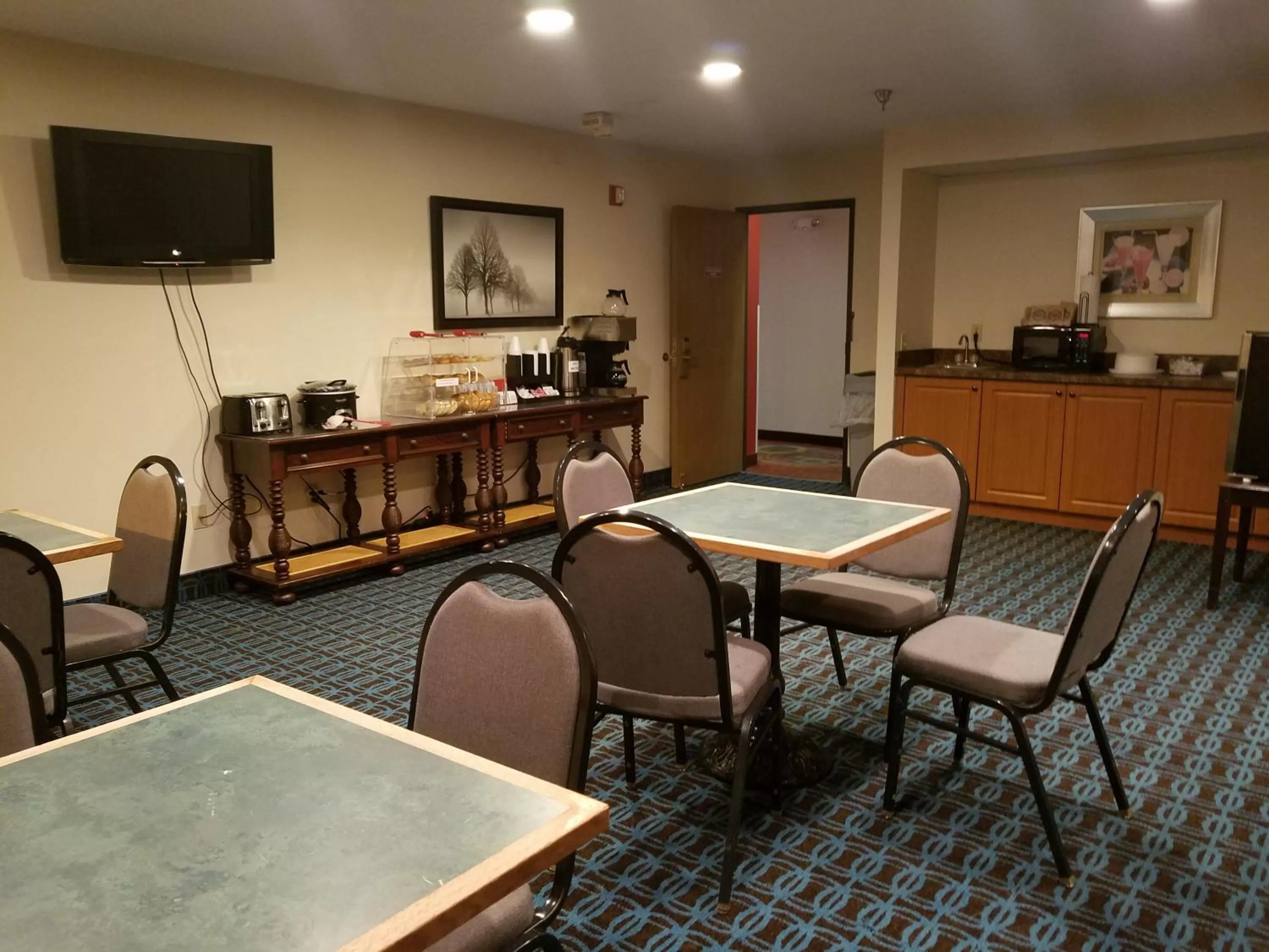 Dining area in Country Hearth Inn & Suites - Kenton