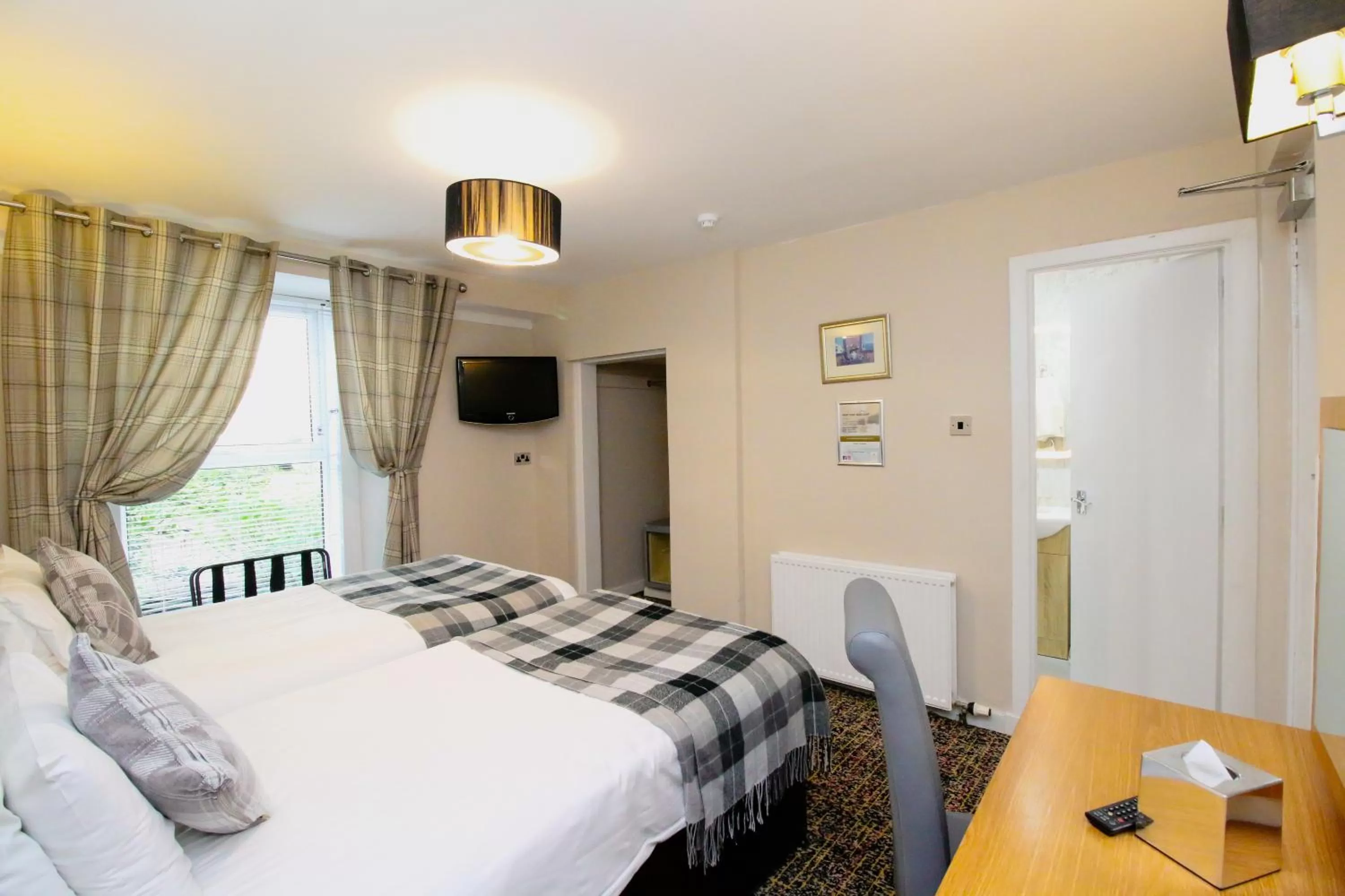 Bed in Kelvingrove Hotel - Sauchiehall St