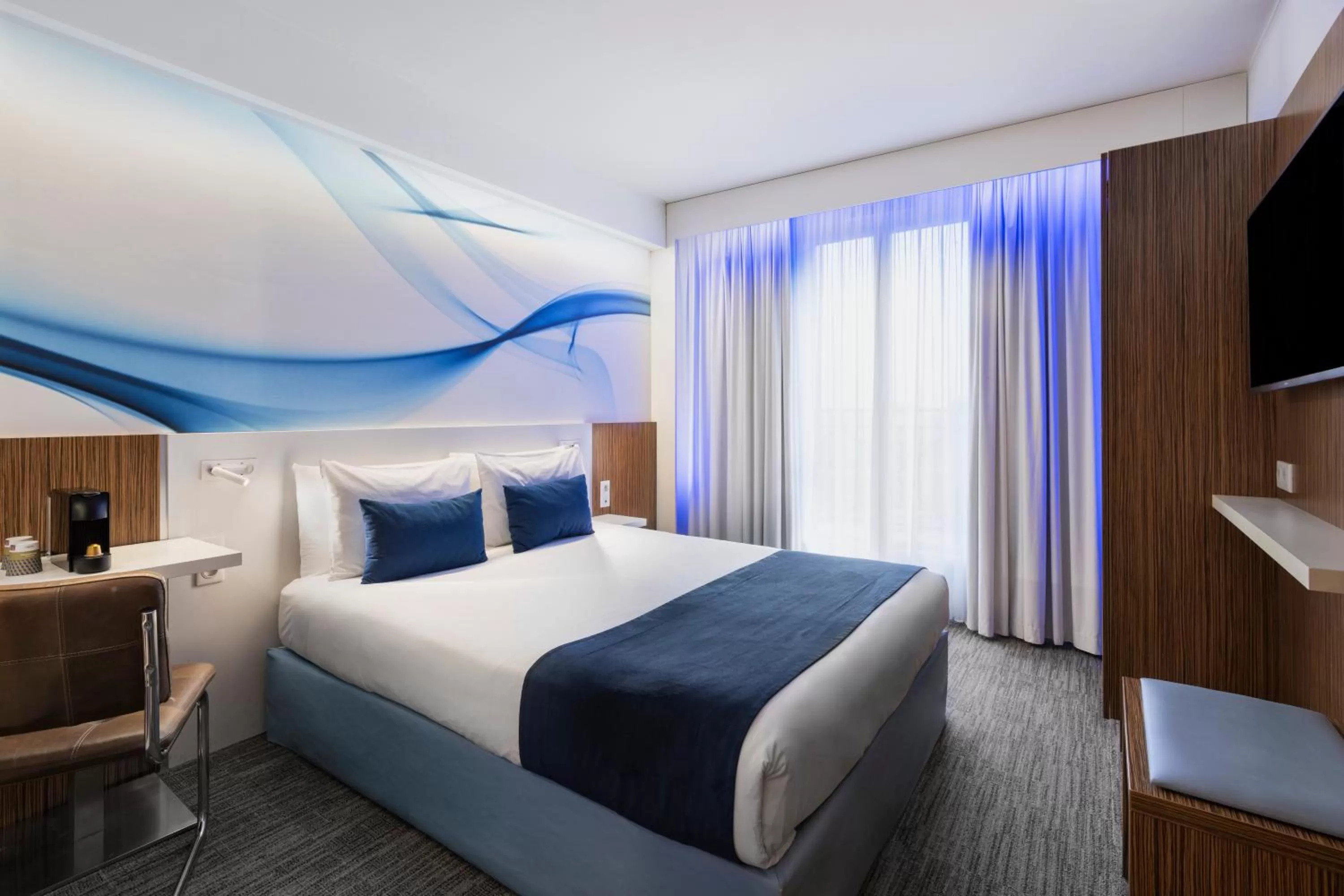 Bed in Mercure Paris Gare du Nord