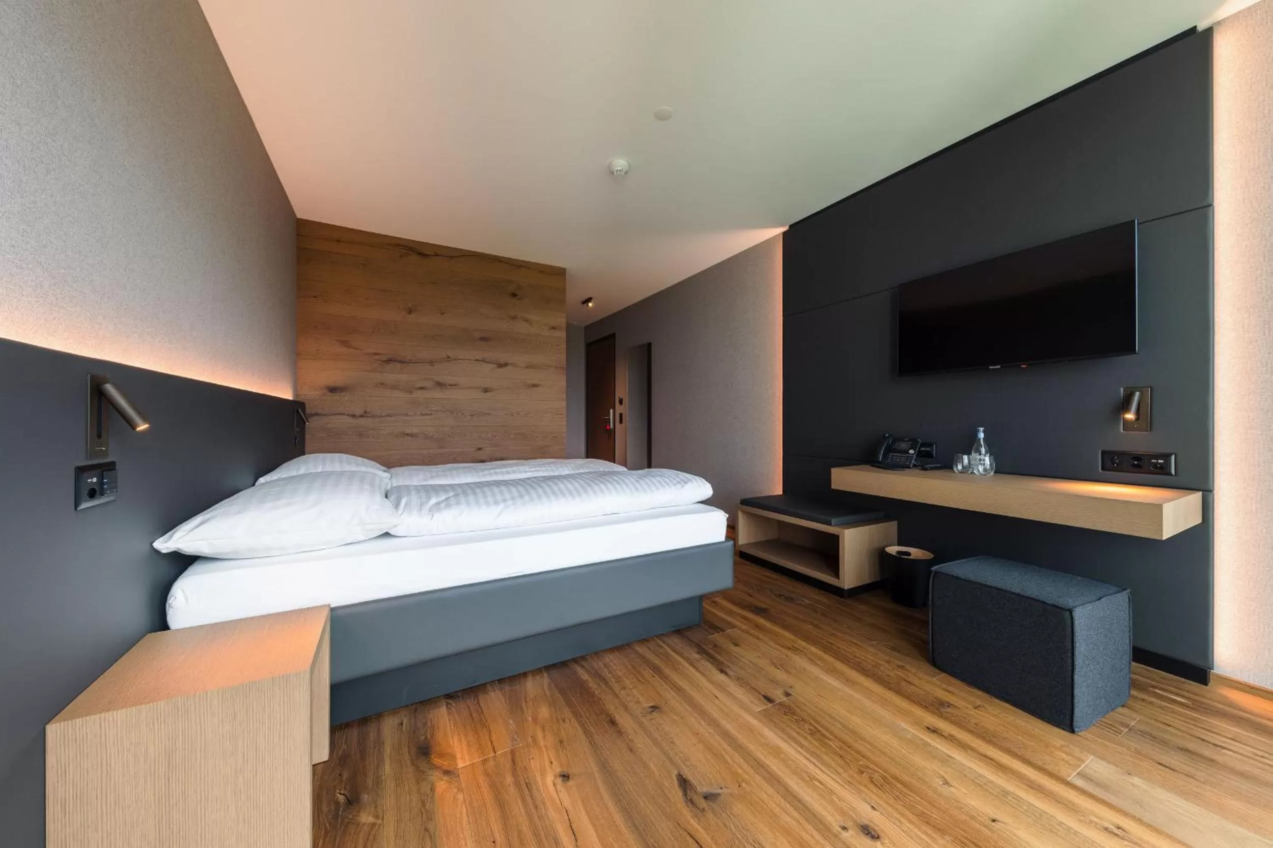 TV and multimedia, Bed in Hotel kommod