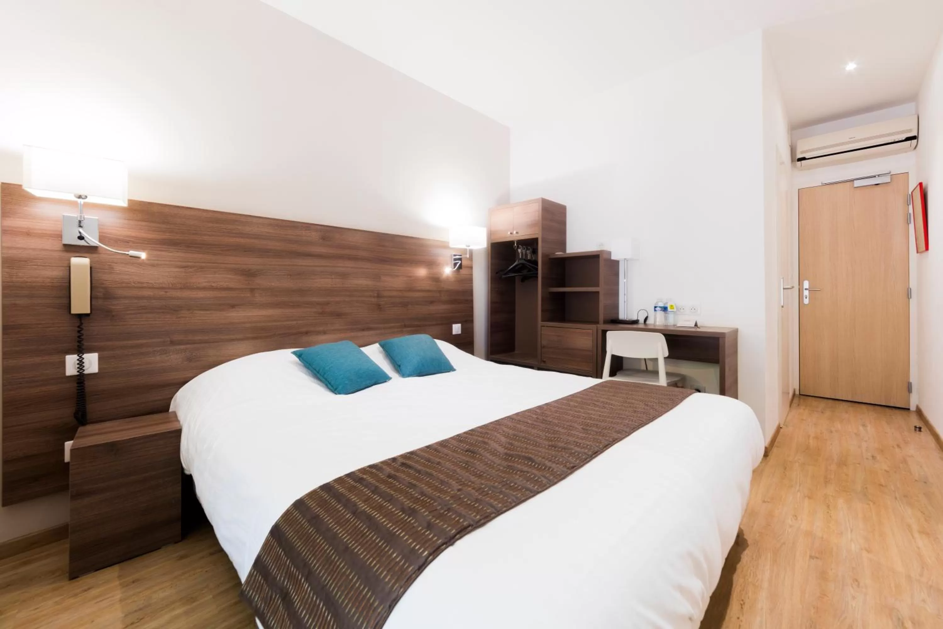 Bedroom, Bed in Logis Hôtel Restaurant Le Cours