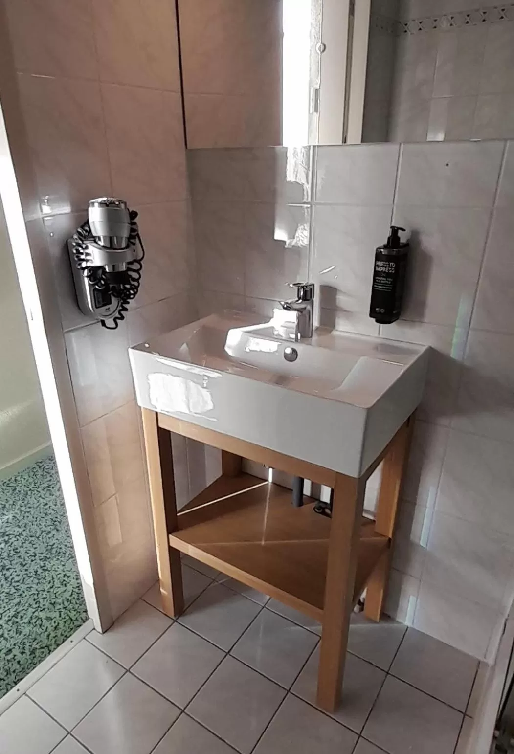 Bathroom in ibis Styles Moulins Centre