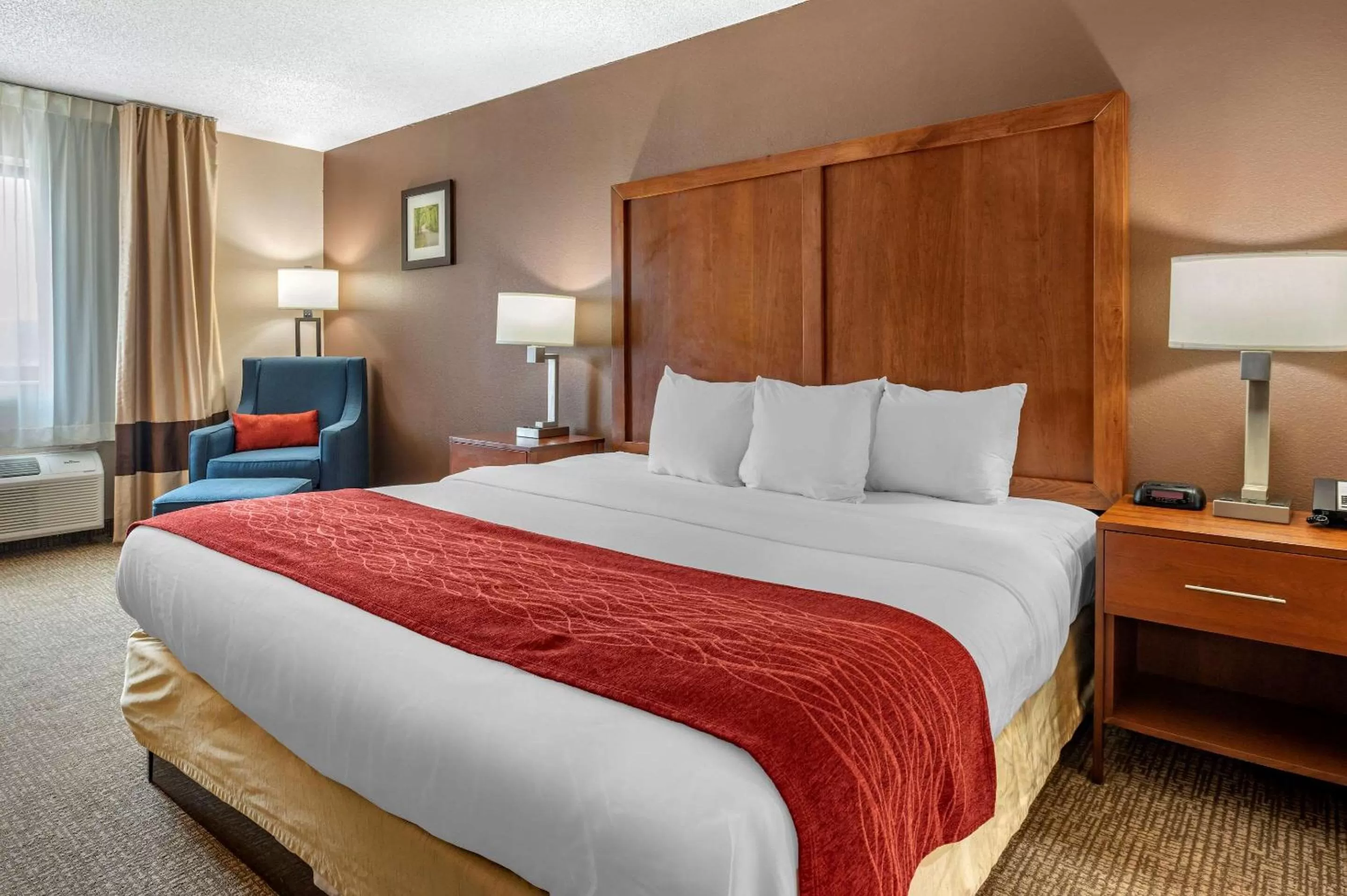 Photo of the whole room, Bed in Comfort Inn & Suites Lawrenceburg