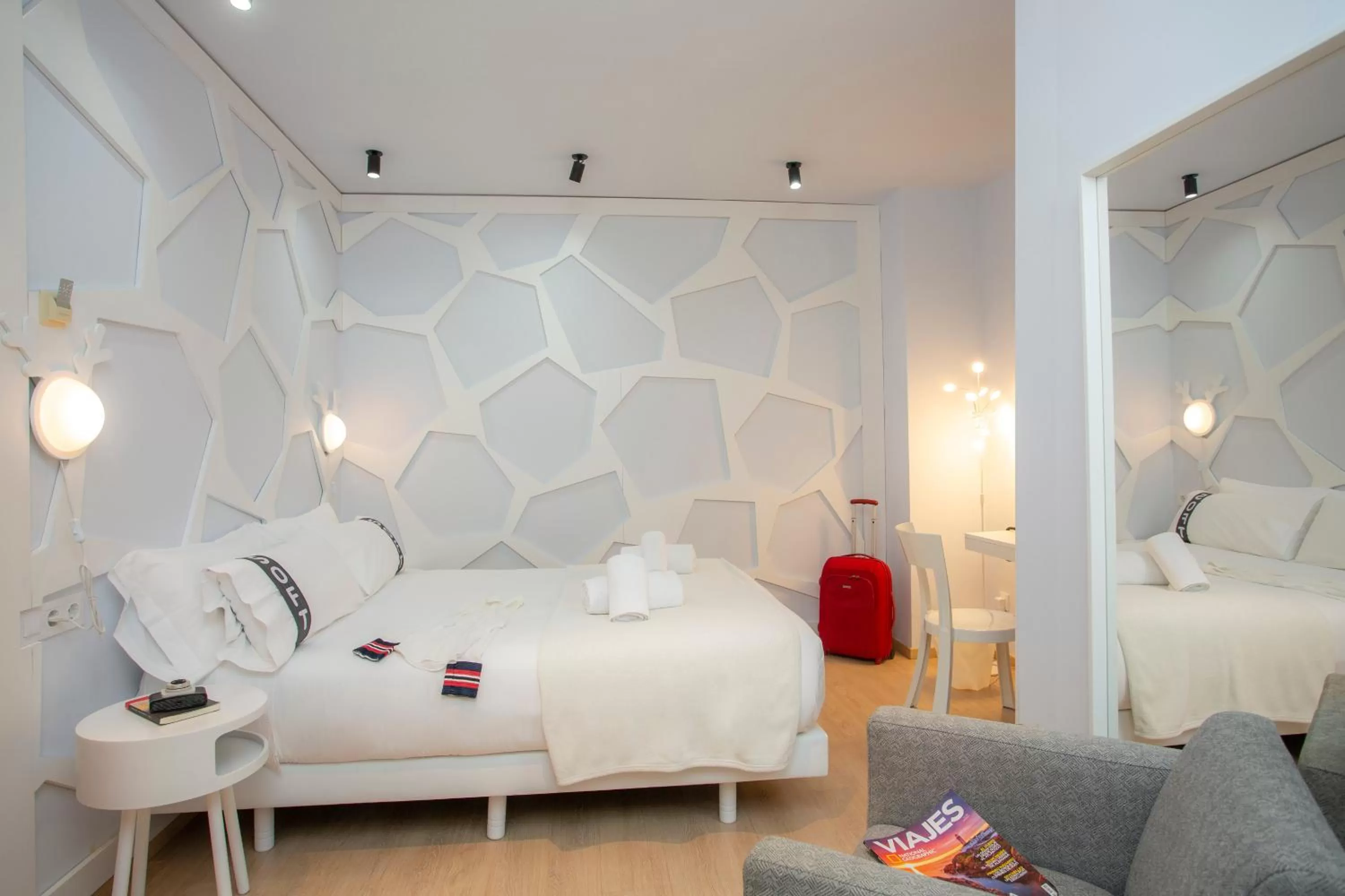 Photo of the whole room, Bed in Casual Colours Barcelona