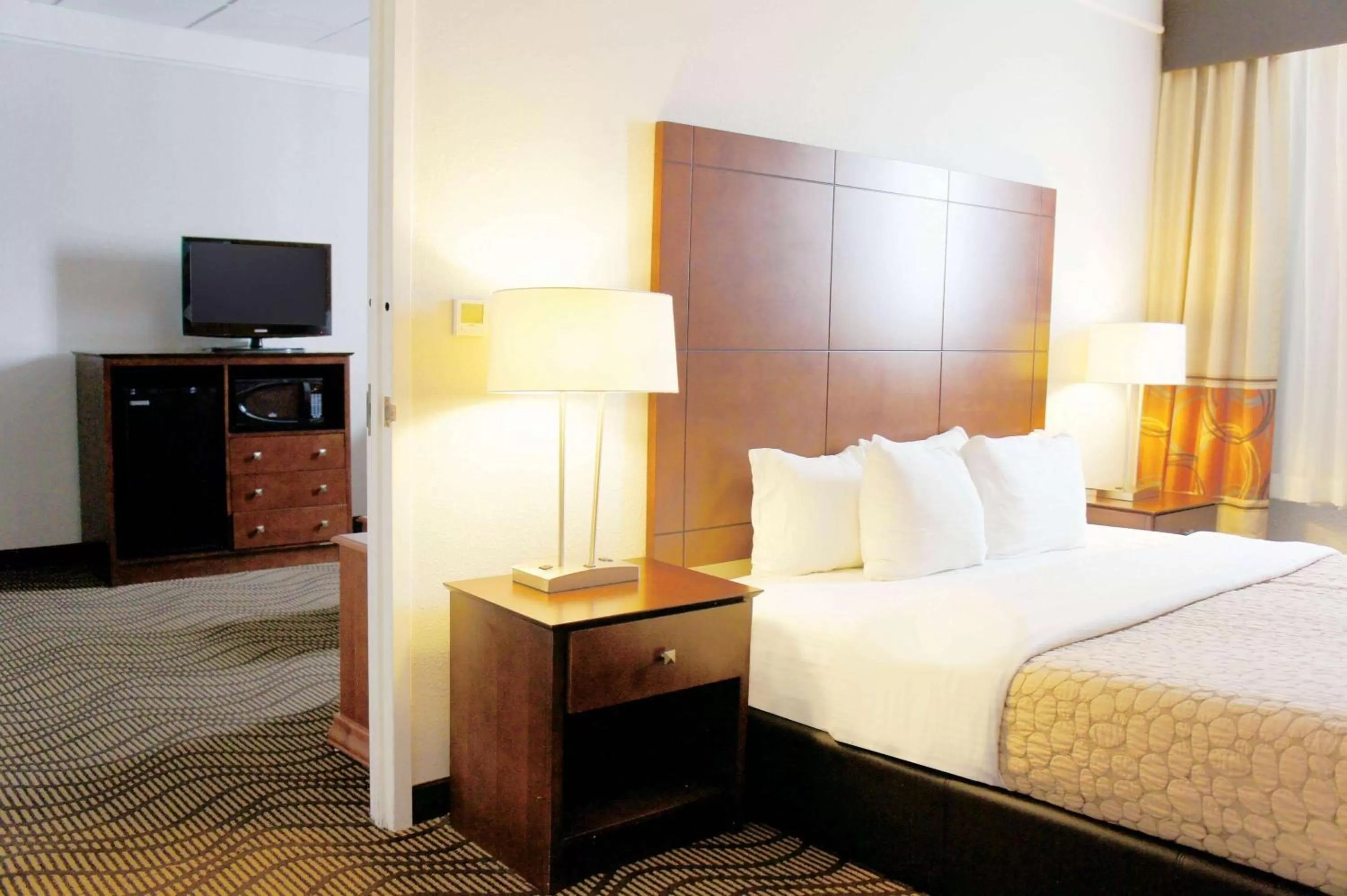 Photo of the whole room, Bed in La Quinta by Wyndham Silverthorne - Summit Co