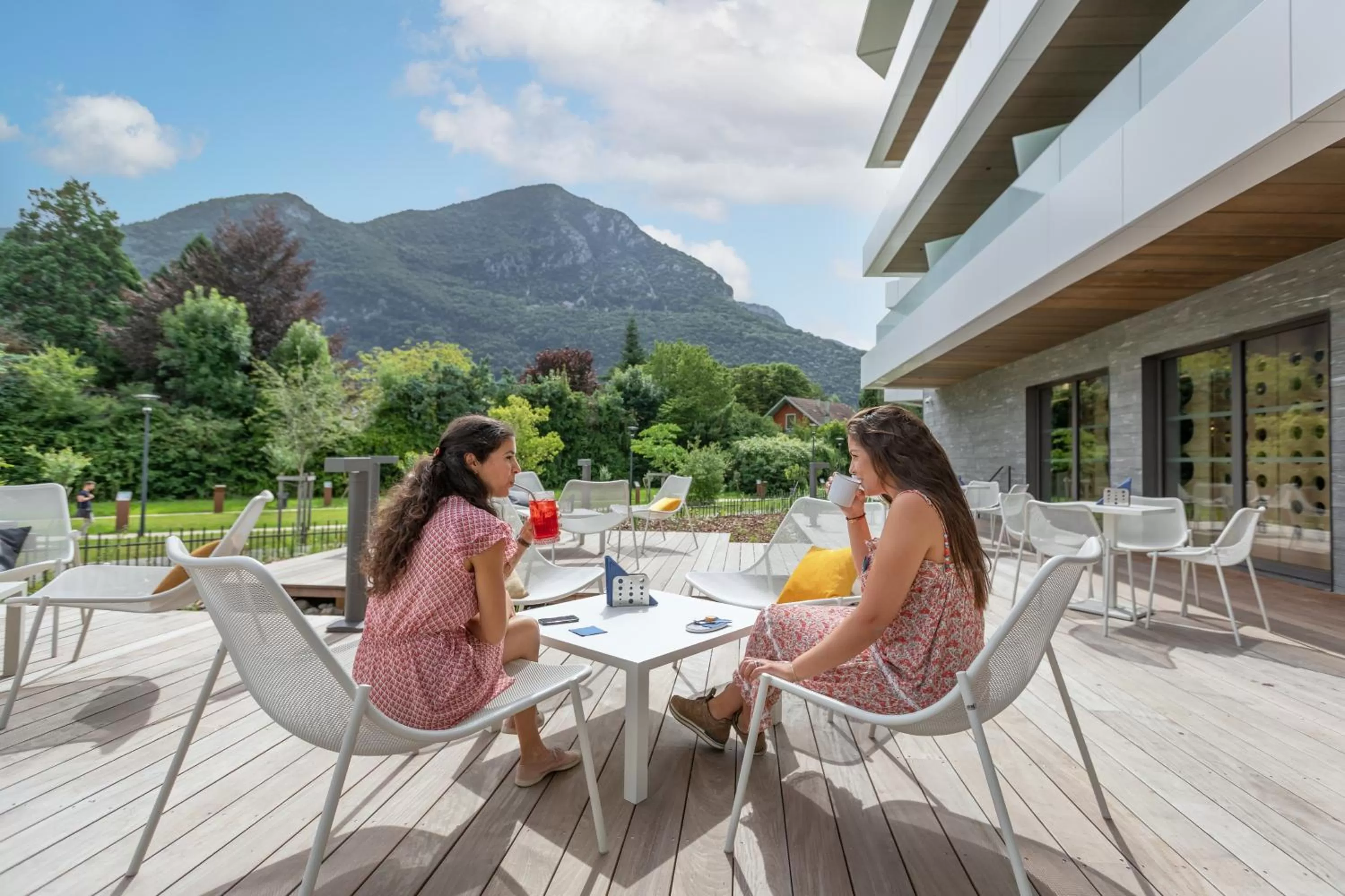 Lounge or bar in Rivage Hôtel & Spa Annecy