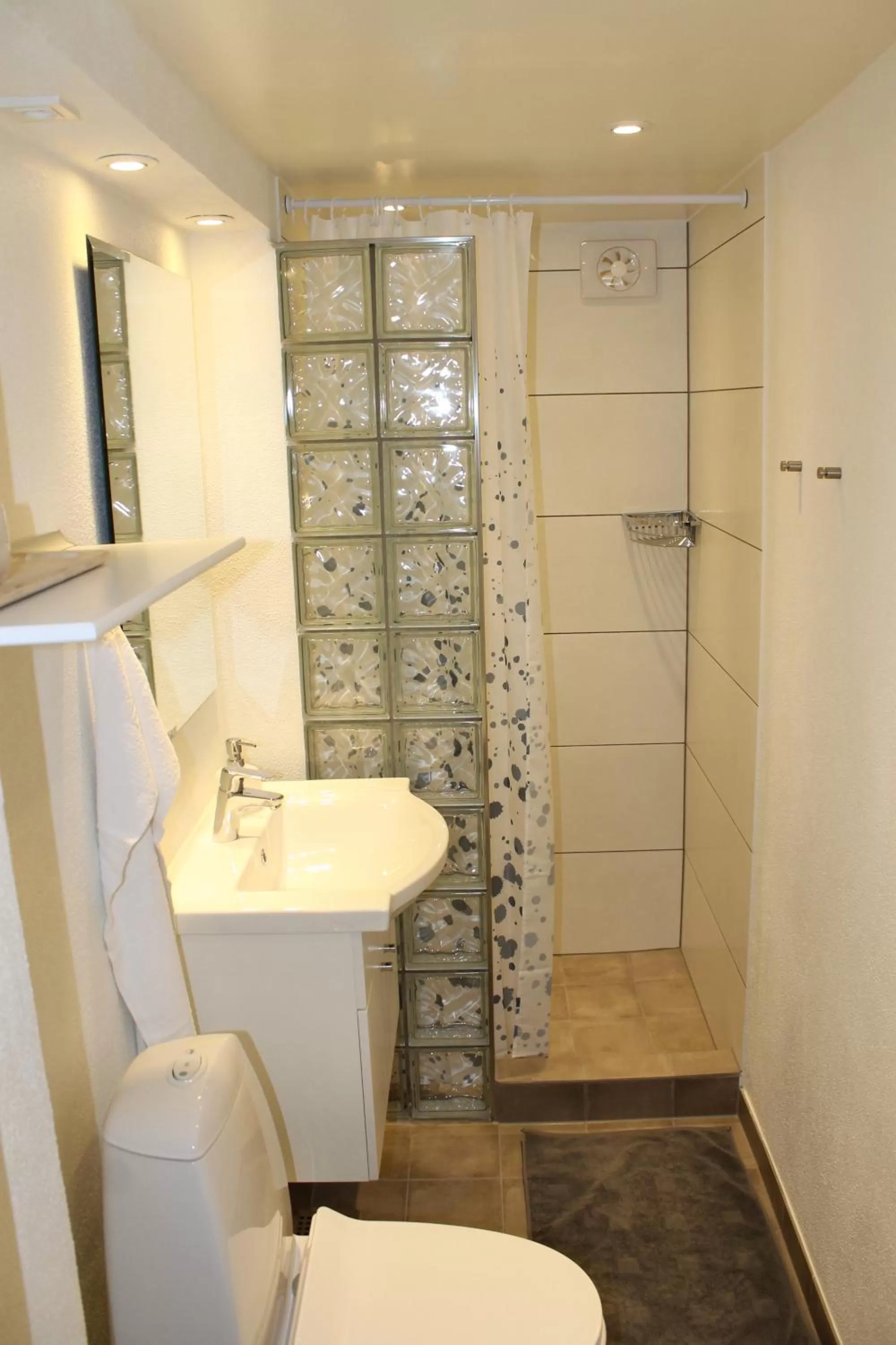 Bathroom in Amalie Bed and Breakfast & Apartments