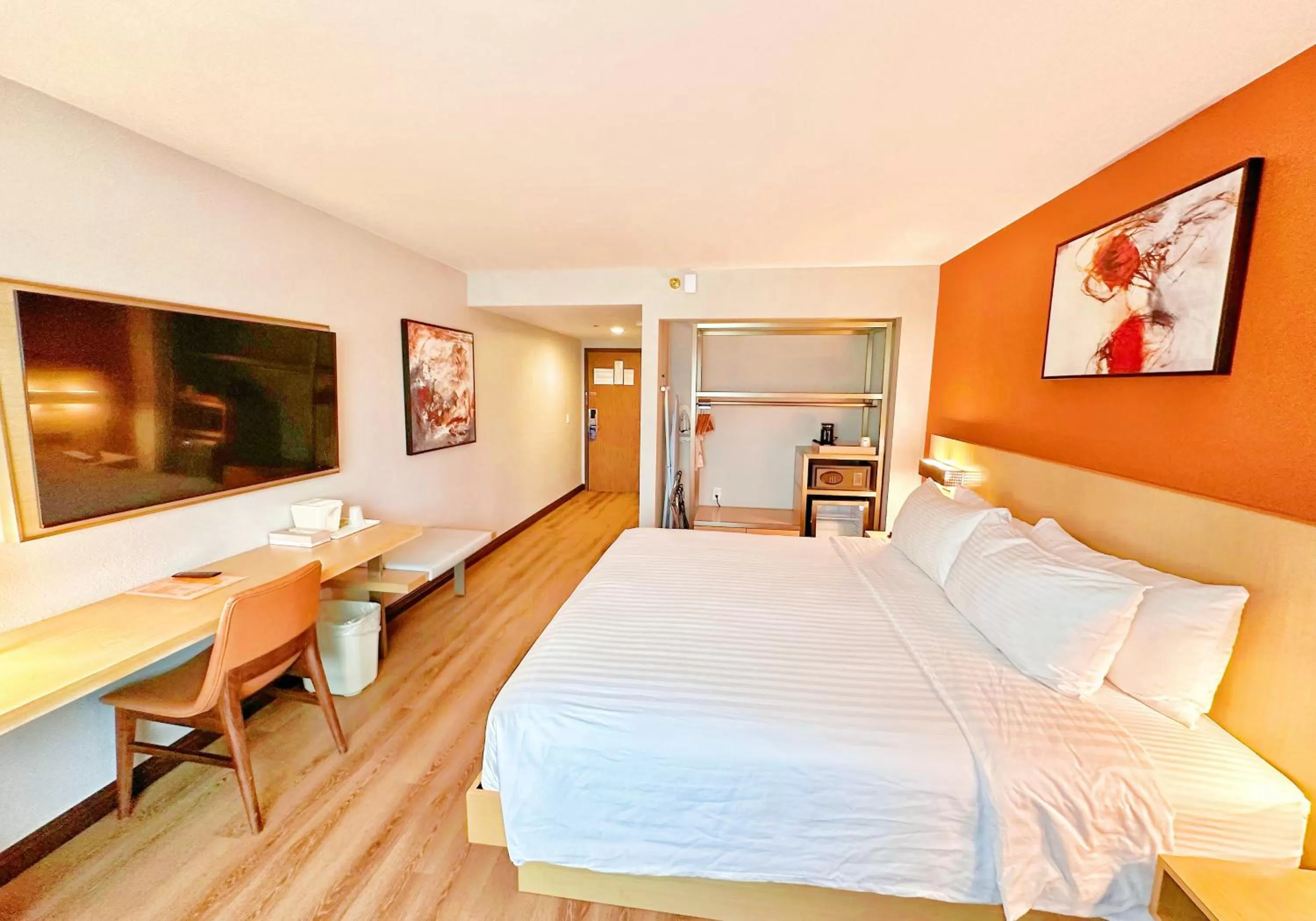 Photo of the whole room, Bed in Lincoln Hotel Monterey Park Los Angeles