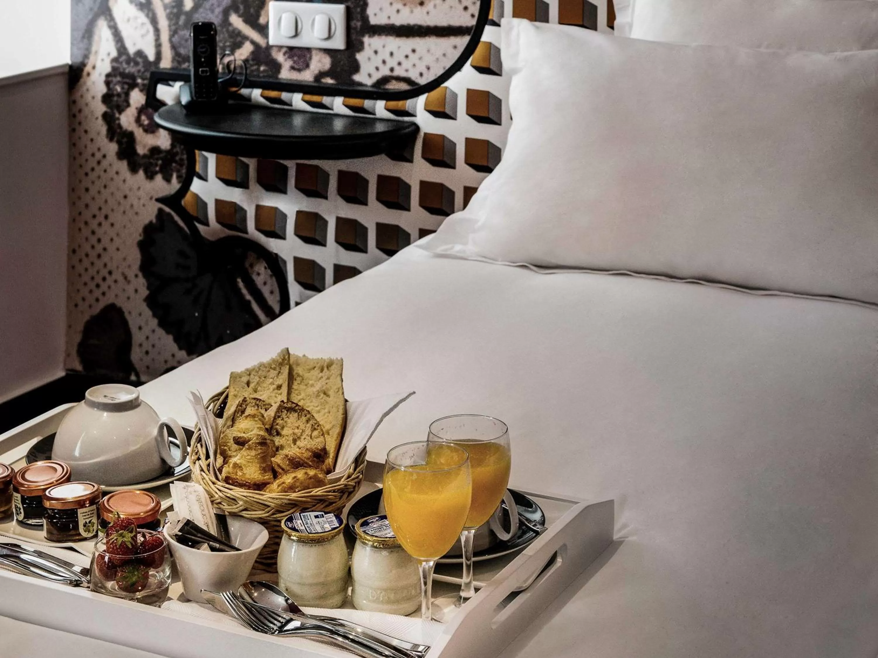 Photo of the whole room in Hôtel & Spa Jules César Arles - MGallery Hotel Collection