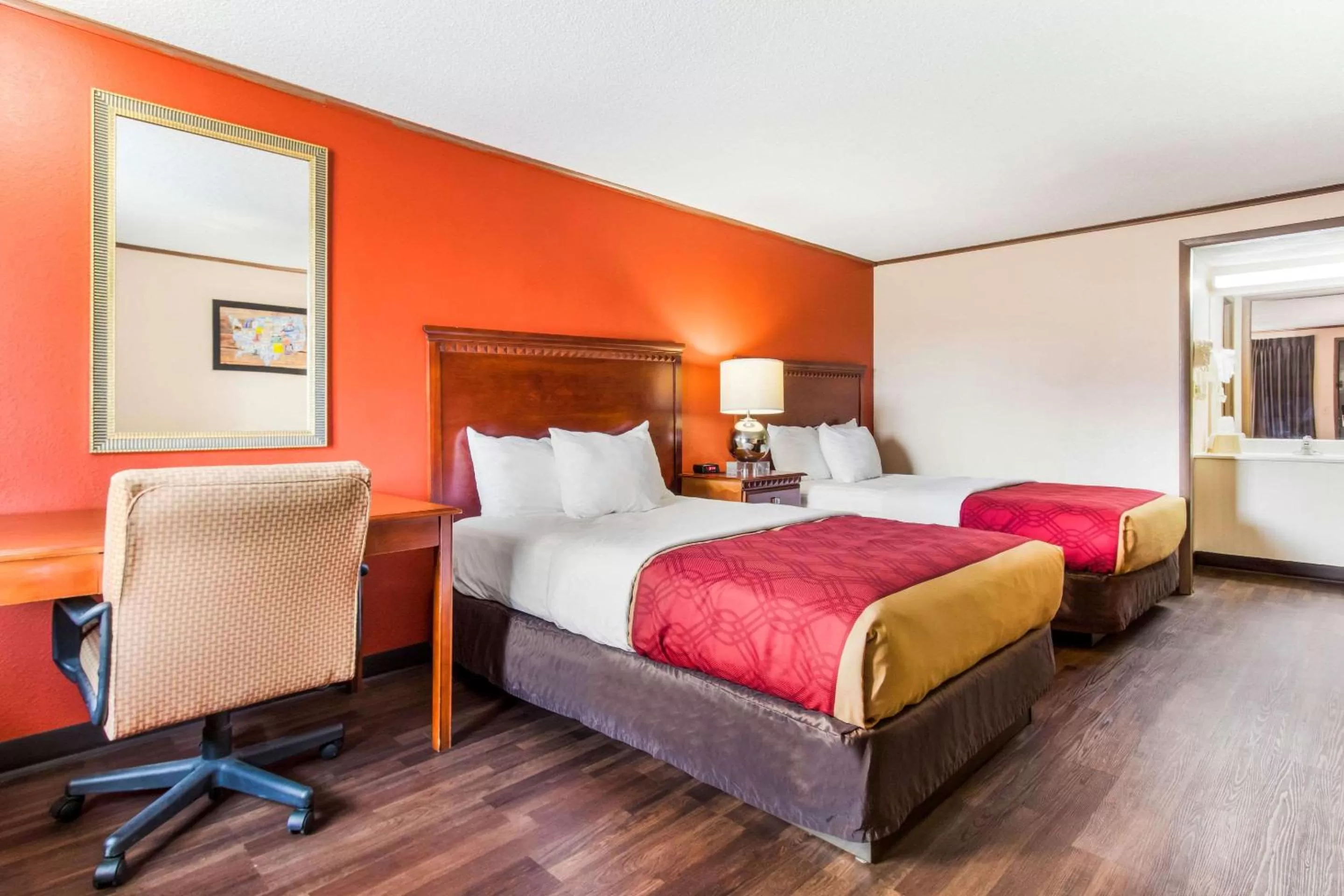 Photo of the whole room, Bed in Econo Lodge