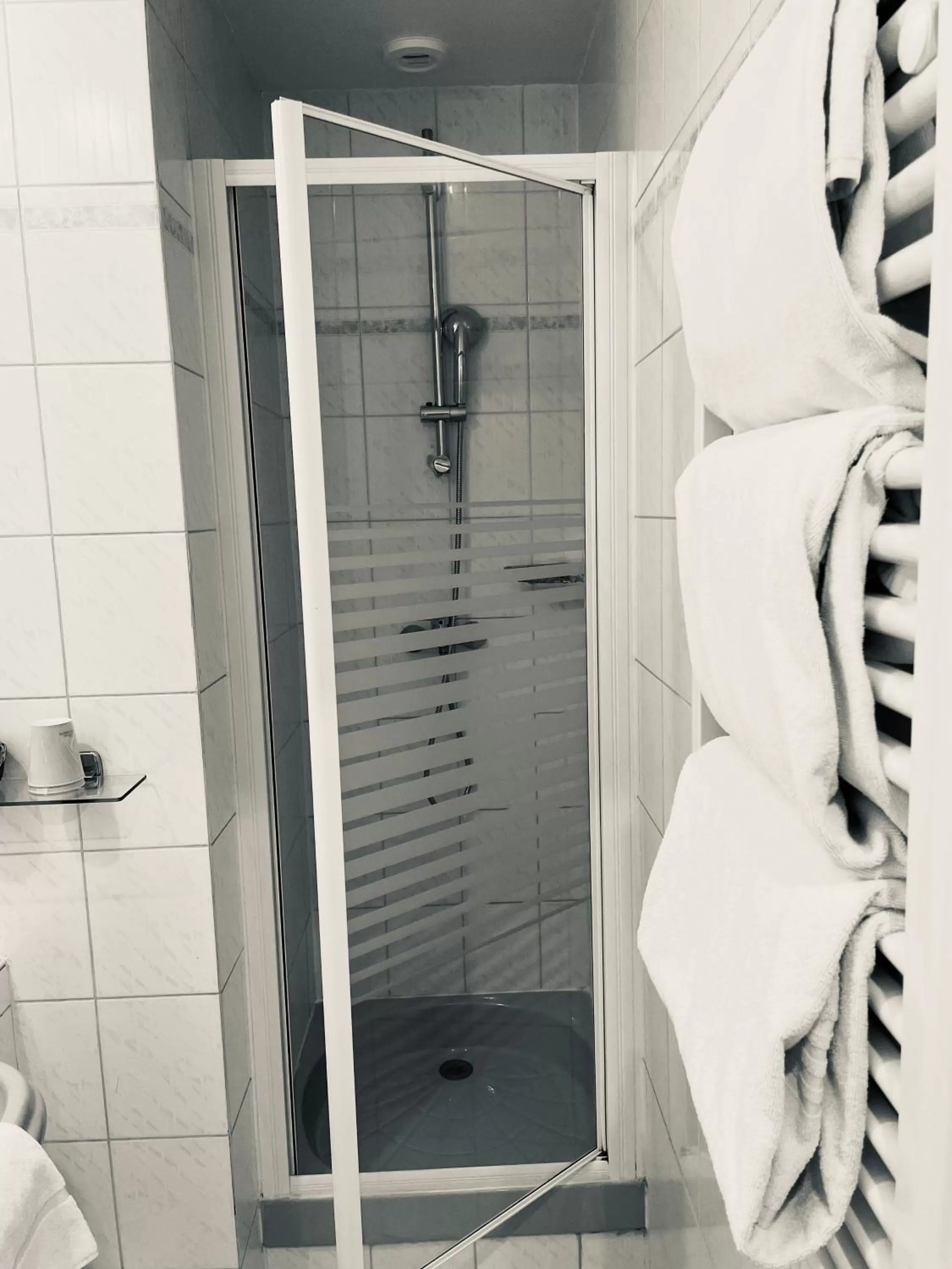 Bathroom in Hôtel Porte Mars Reims Gare Centre Arena