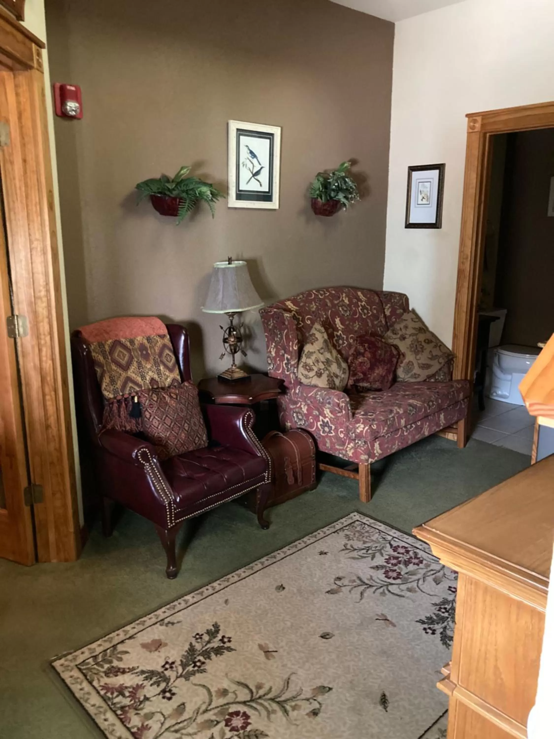 Living room in All Seasons Inn
