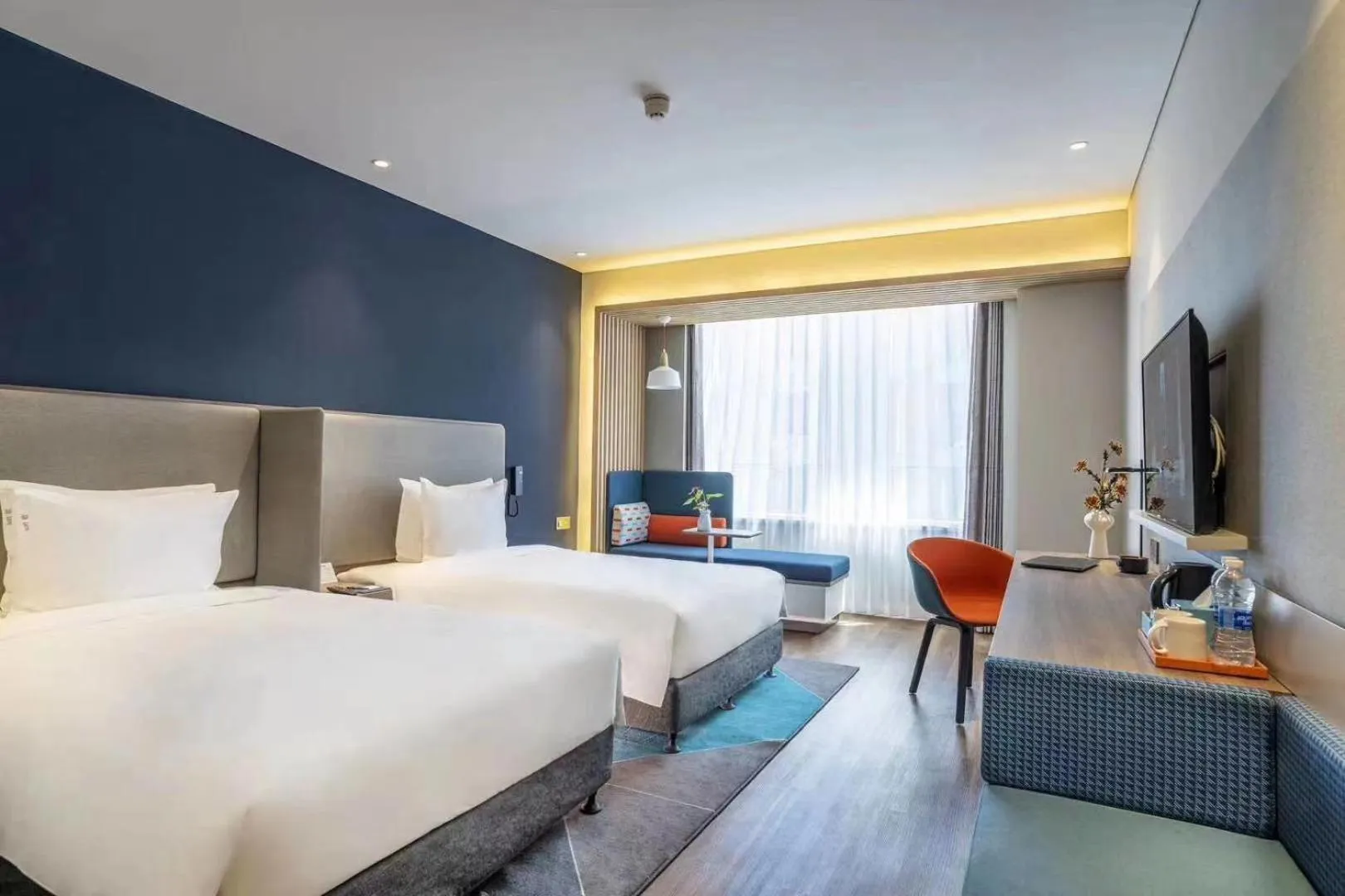 Photo of the whole room, Bed in Holiday Inn Express - Wuhan Optical Valley by IHG