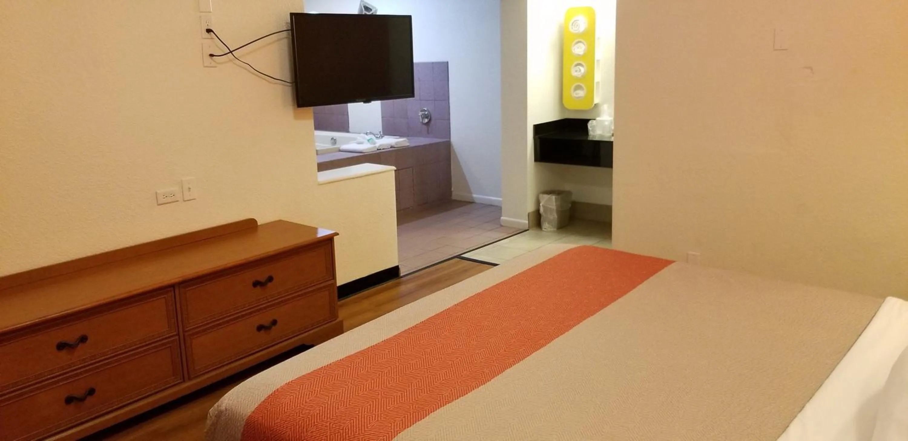 Bed in FairBridge Inn Express North Lima