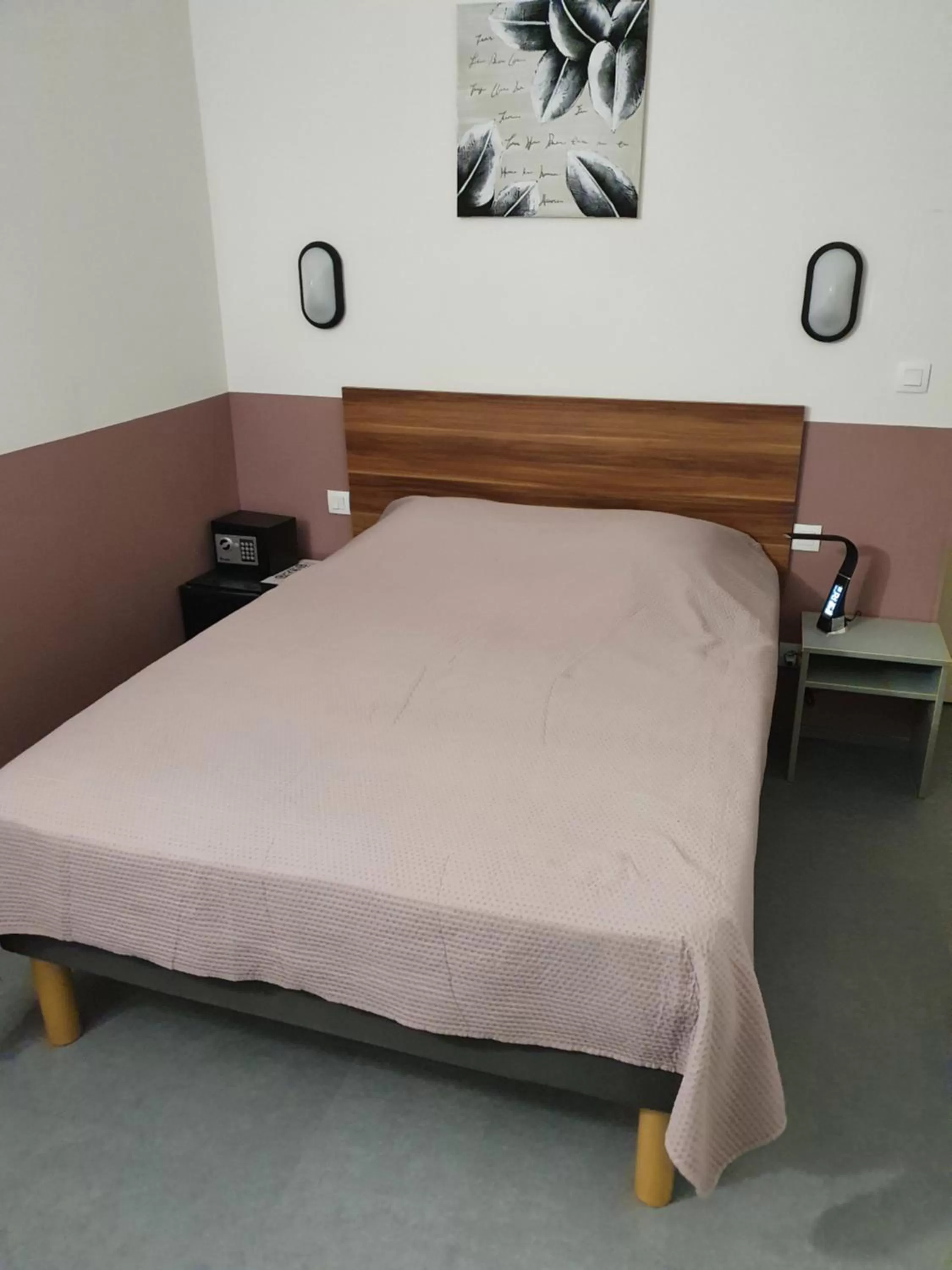 Bed in AUBERGE DE LA LICORNE eu