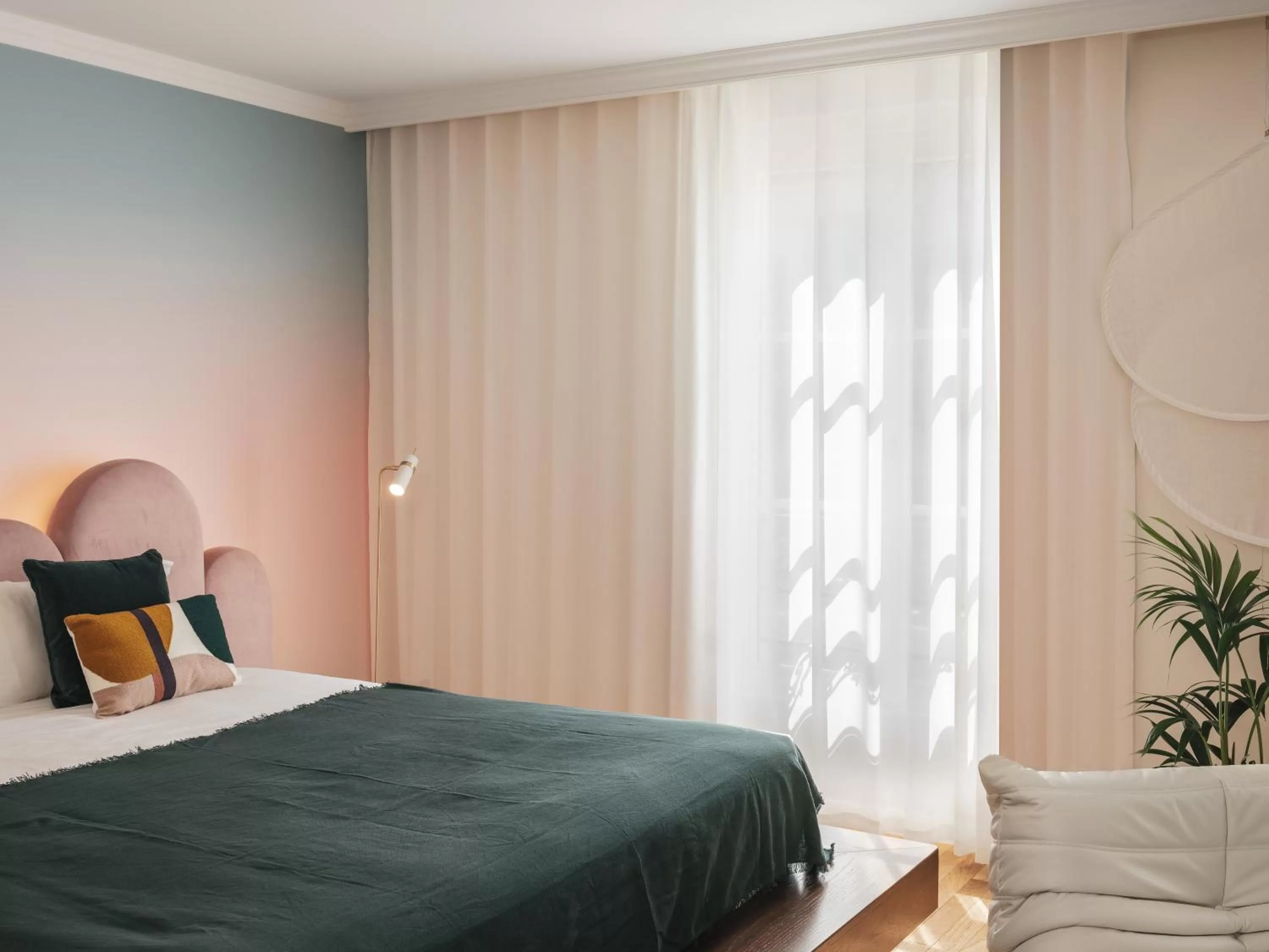 Bed in Seven Hotel Paris