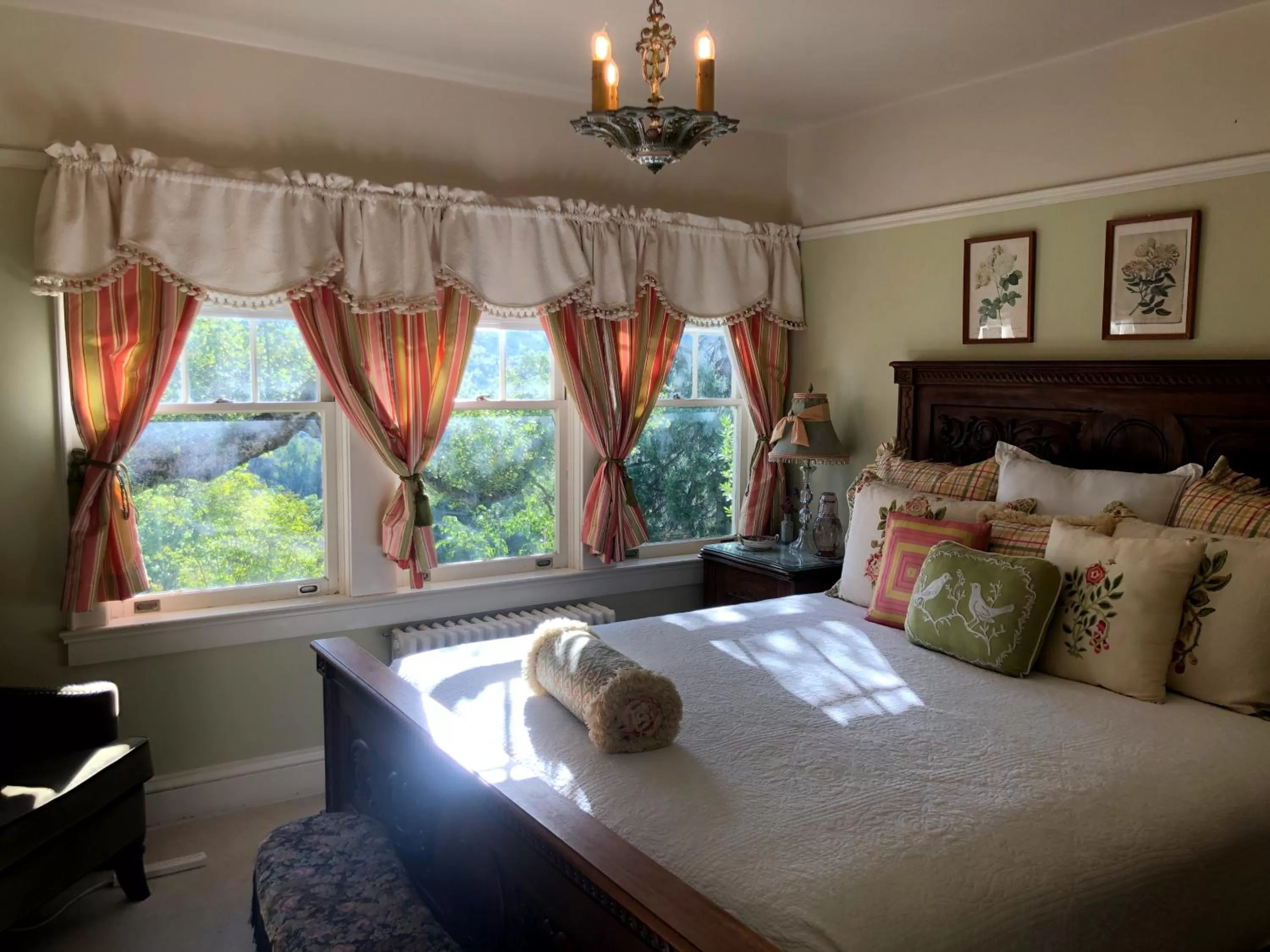 Bed in The Inn on Knowles Hill Bed & Breakfast Hotel