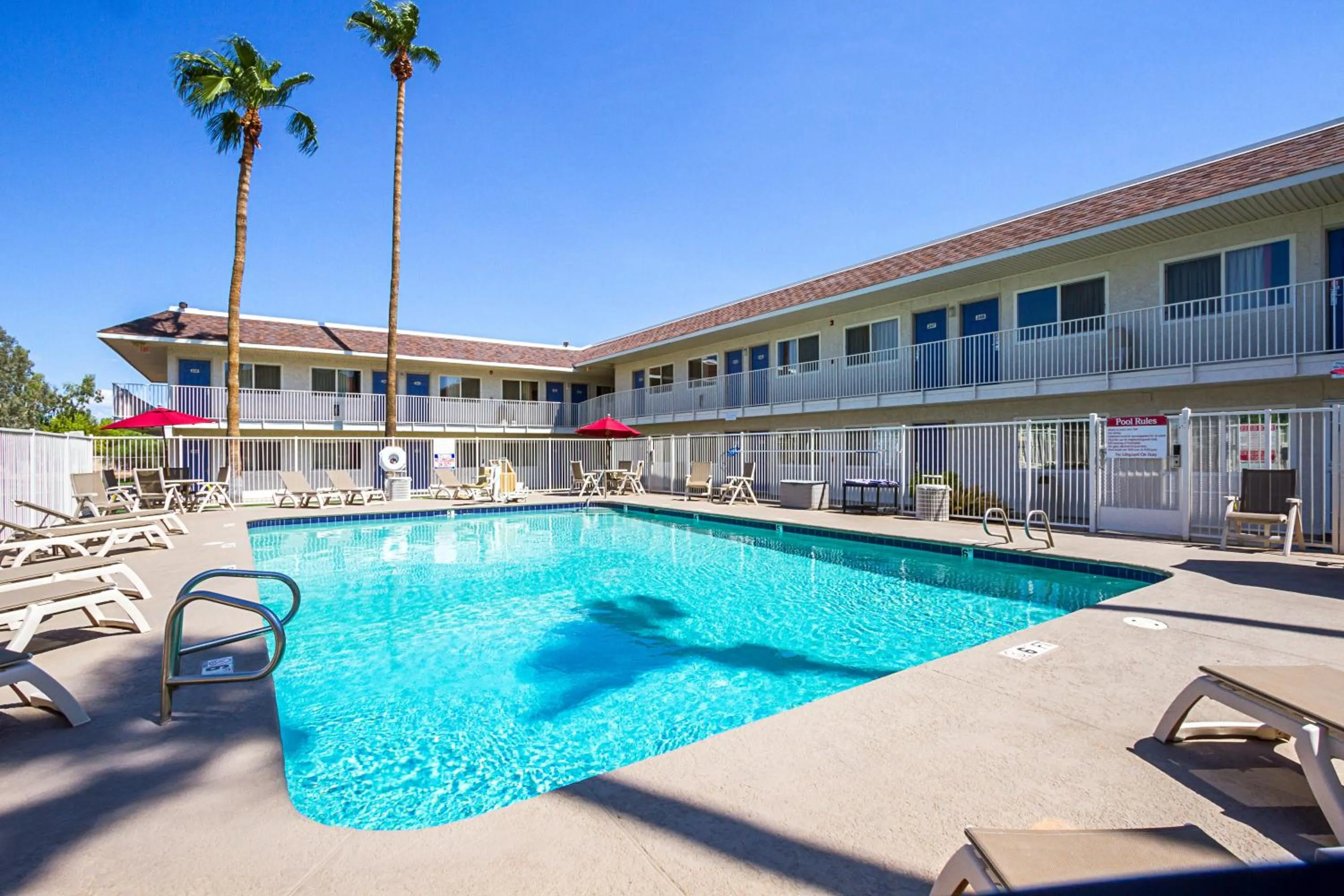 Swimming pool in Motel 6 Mesa North