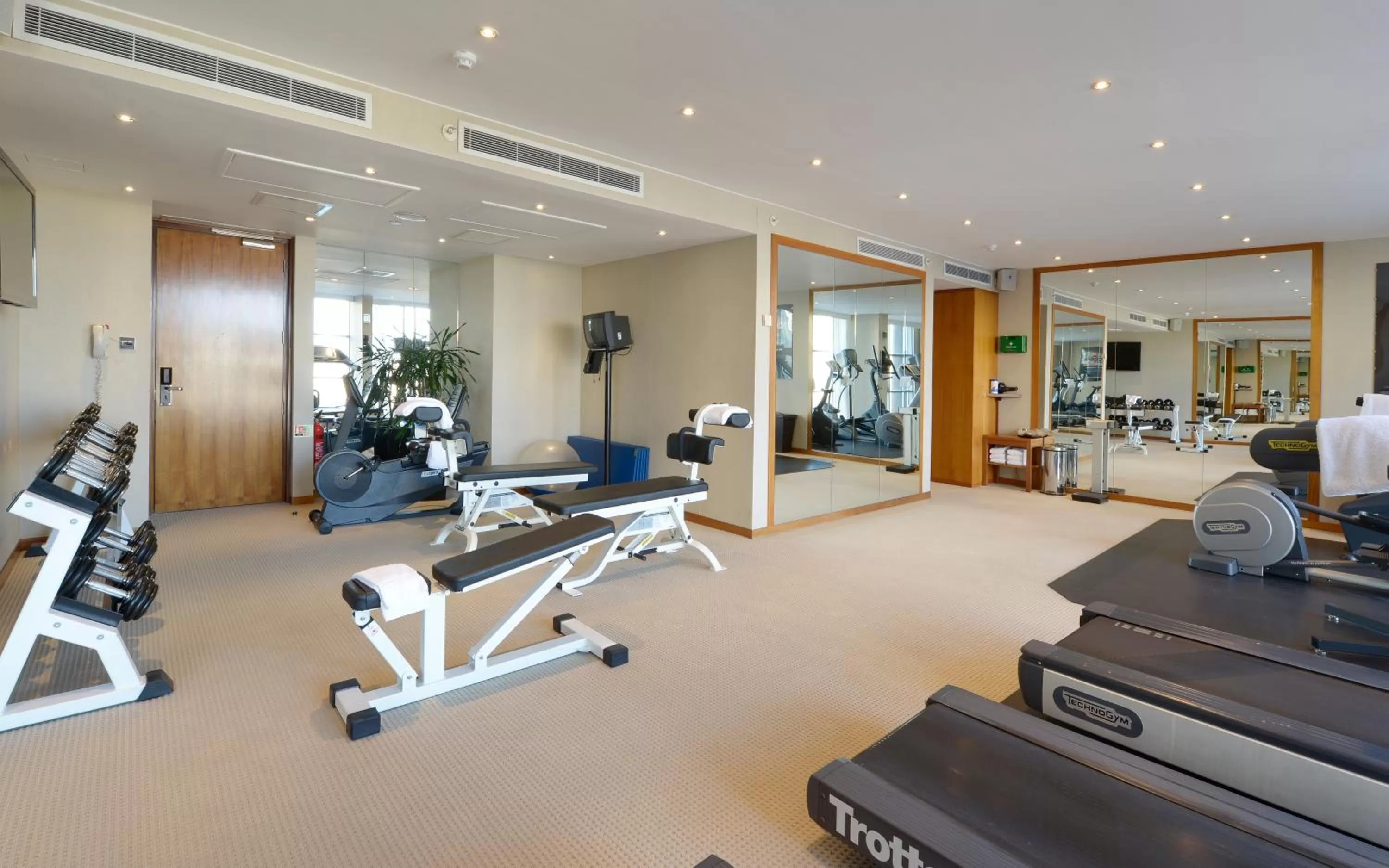 Fitness centre/facilities in Canary Riverside Plaza Hotel