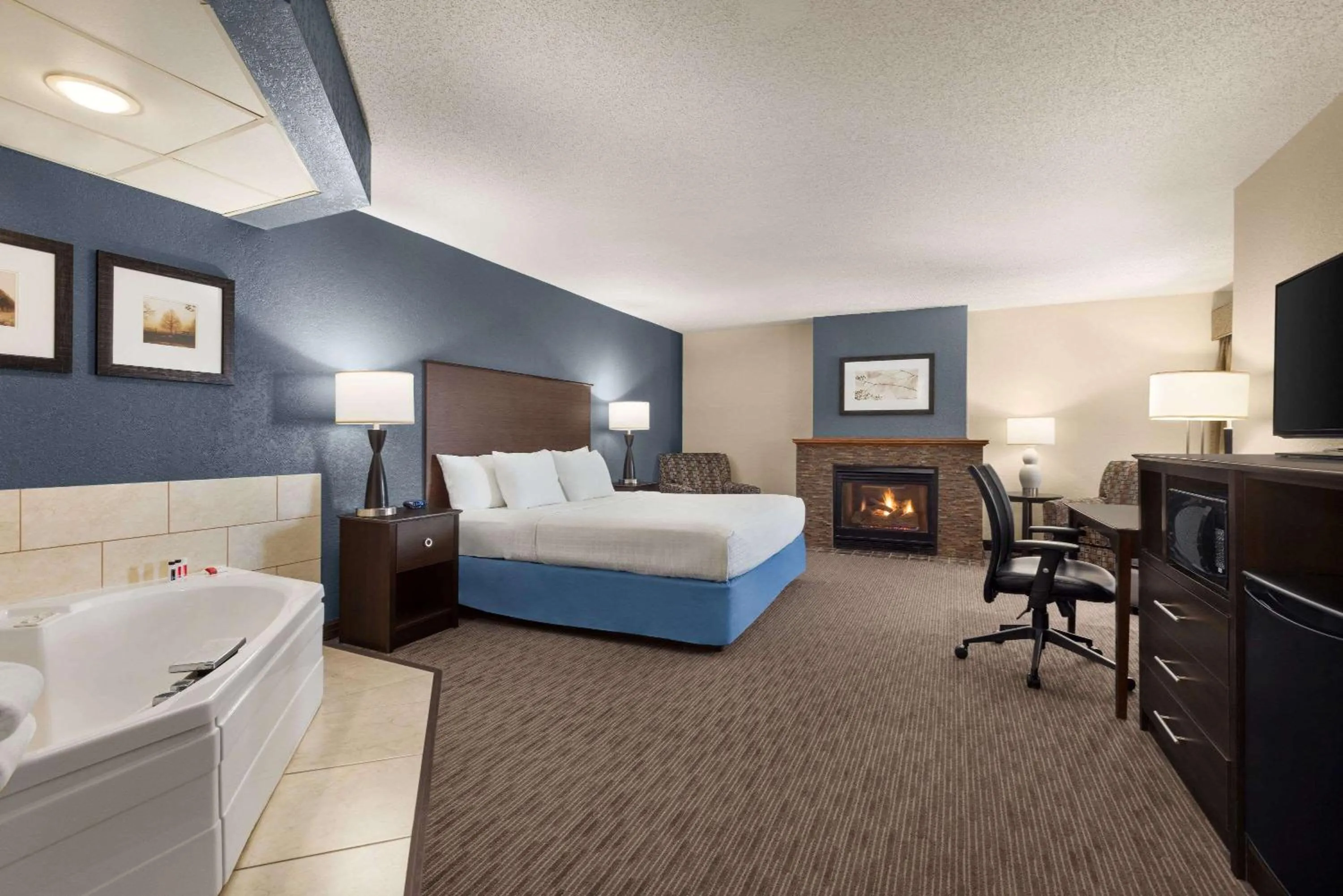 Photo of the whole room, Bed in Baymont by Wyndham Owatonna