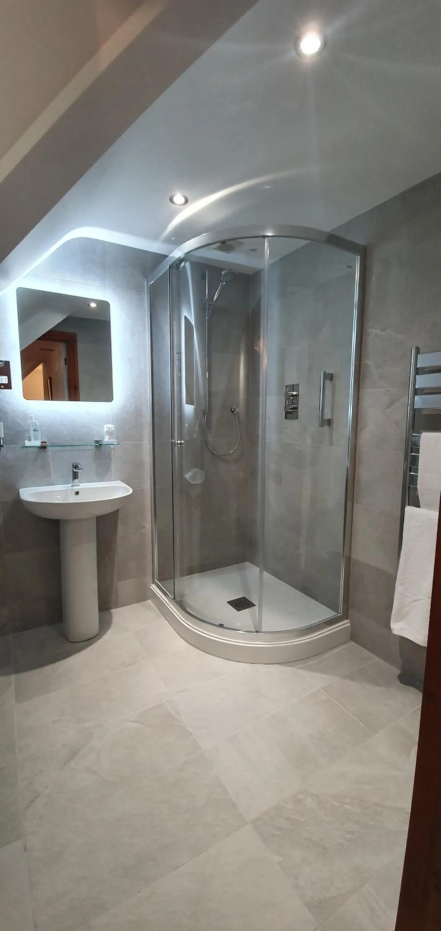 Bathroom in The Lawn Guest House Gatwick