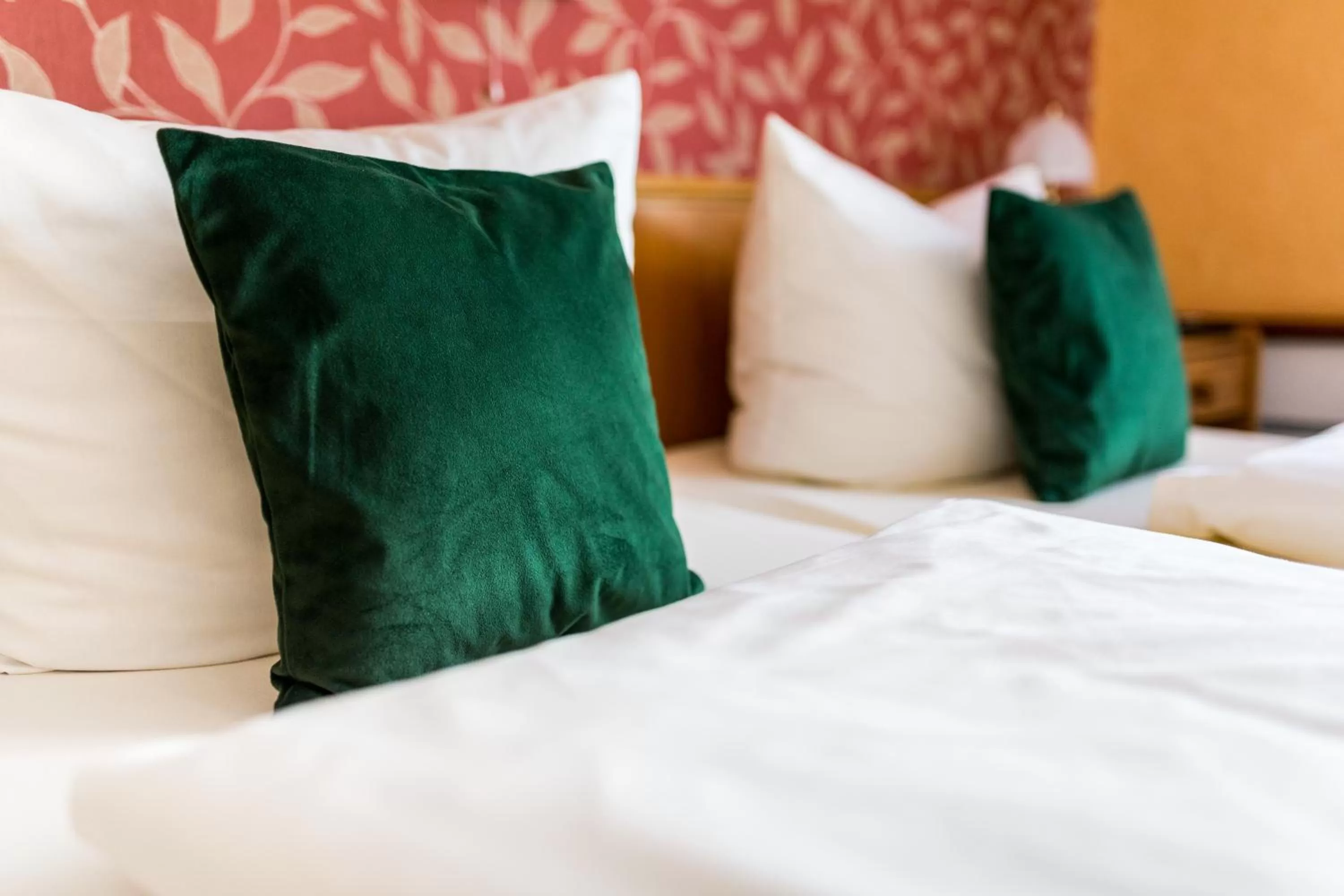 Bed in Hotel Löwen-Weinstube