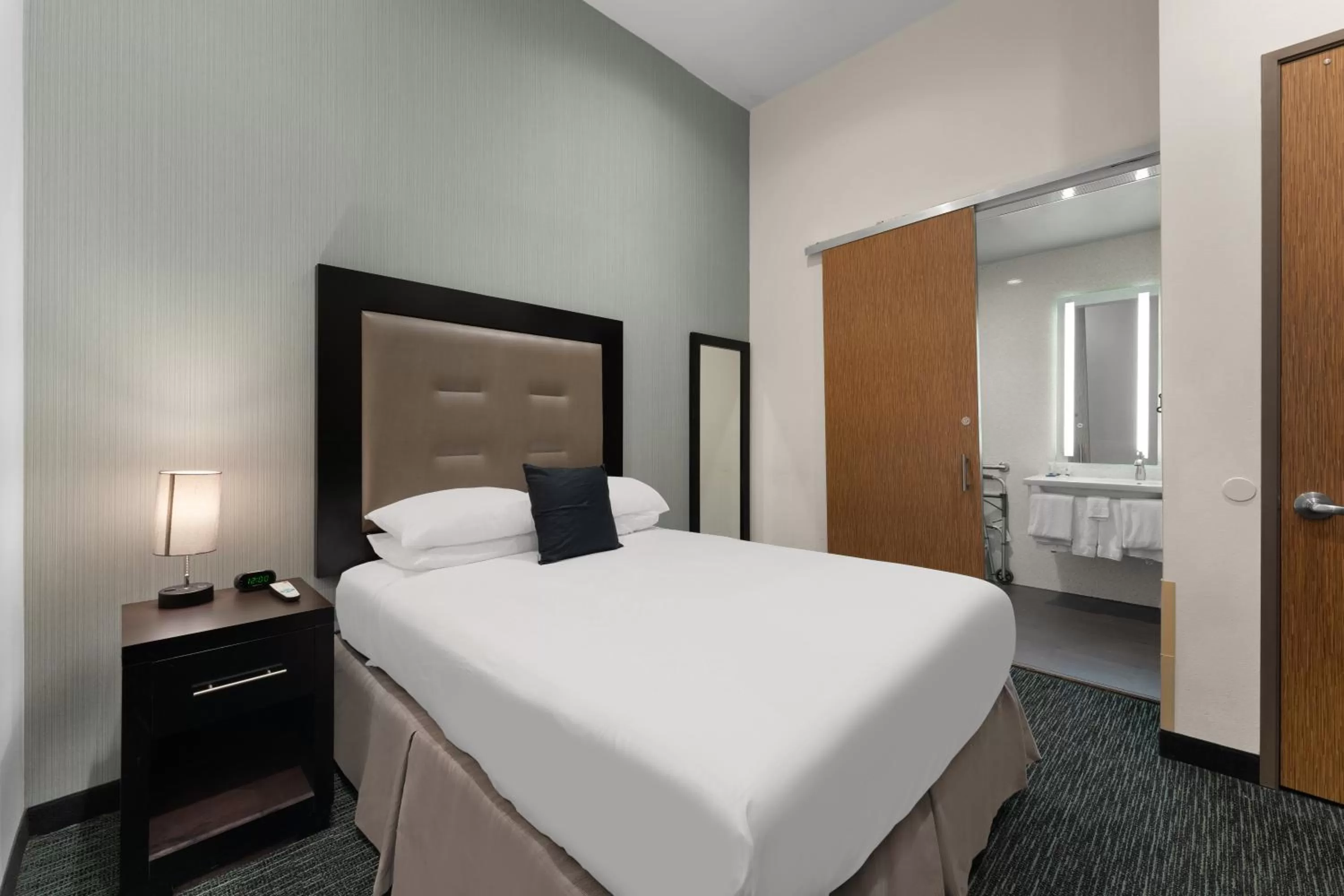 Bed in Red Lion Inn & Suites Philadelphia