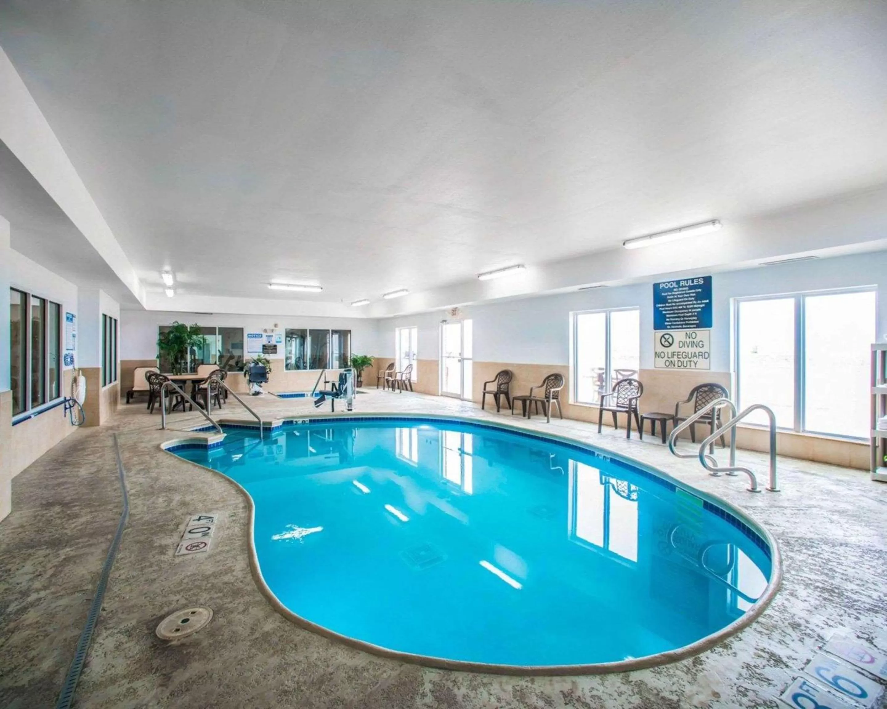 Swimming pool in Sleep Inn & Suites Washington near Peoria