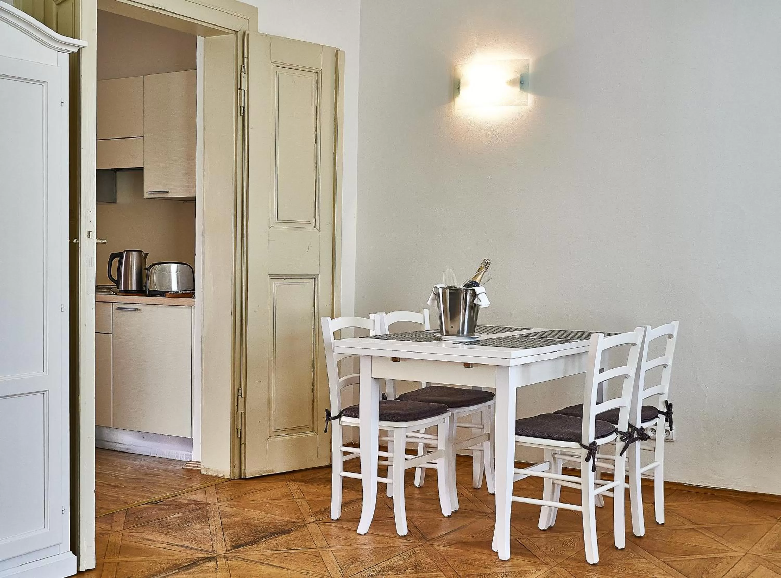 Coffee/tea facilities in Three Golden Crowns Apartments