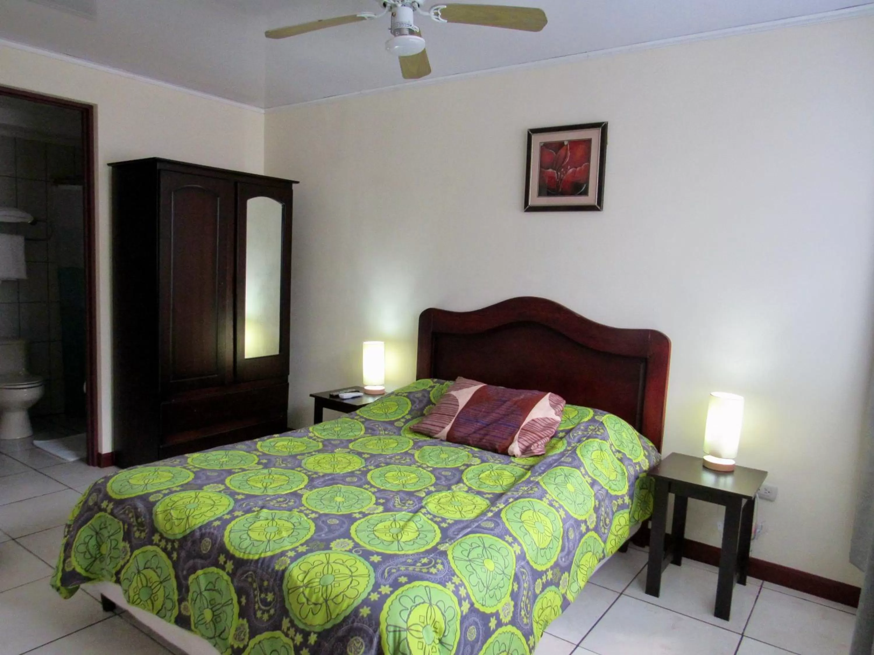 Bed in Hotel La Guaria Inn & Suites