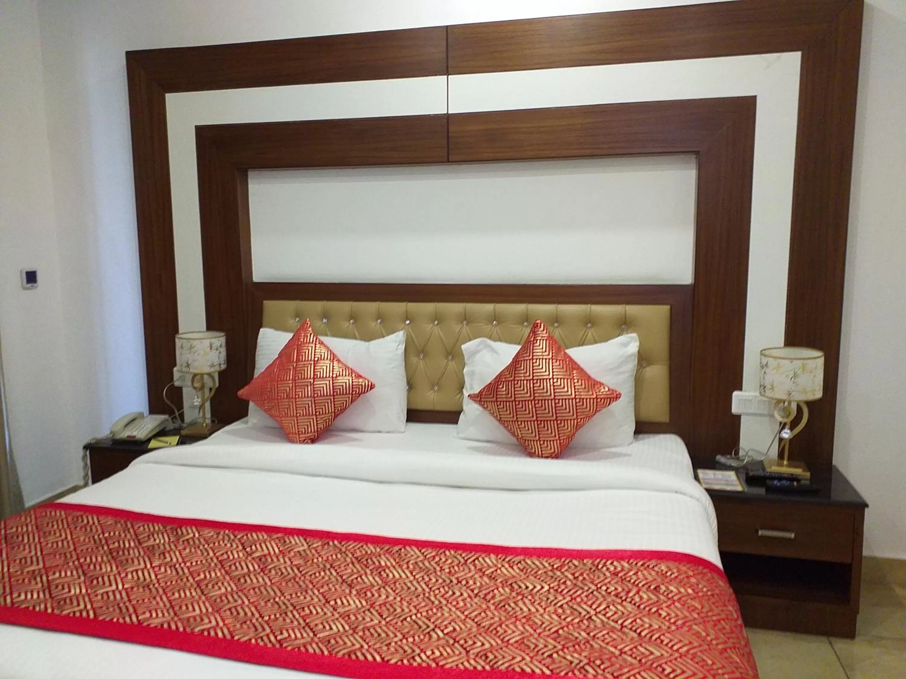 Bed in Grand Hotel Nawanshahr