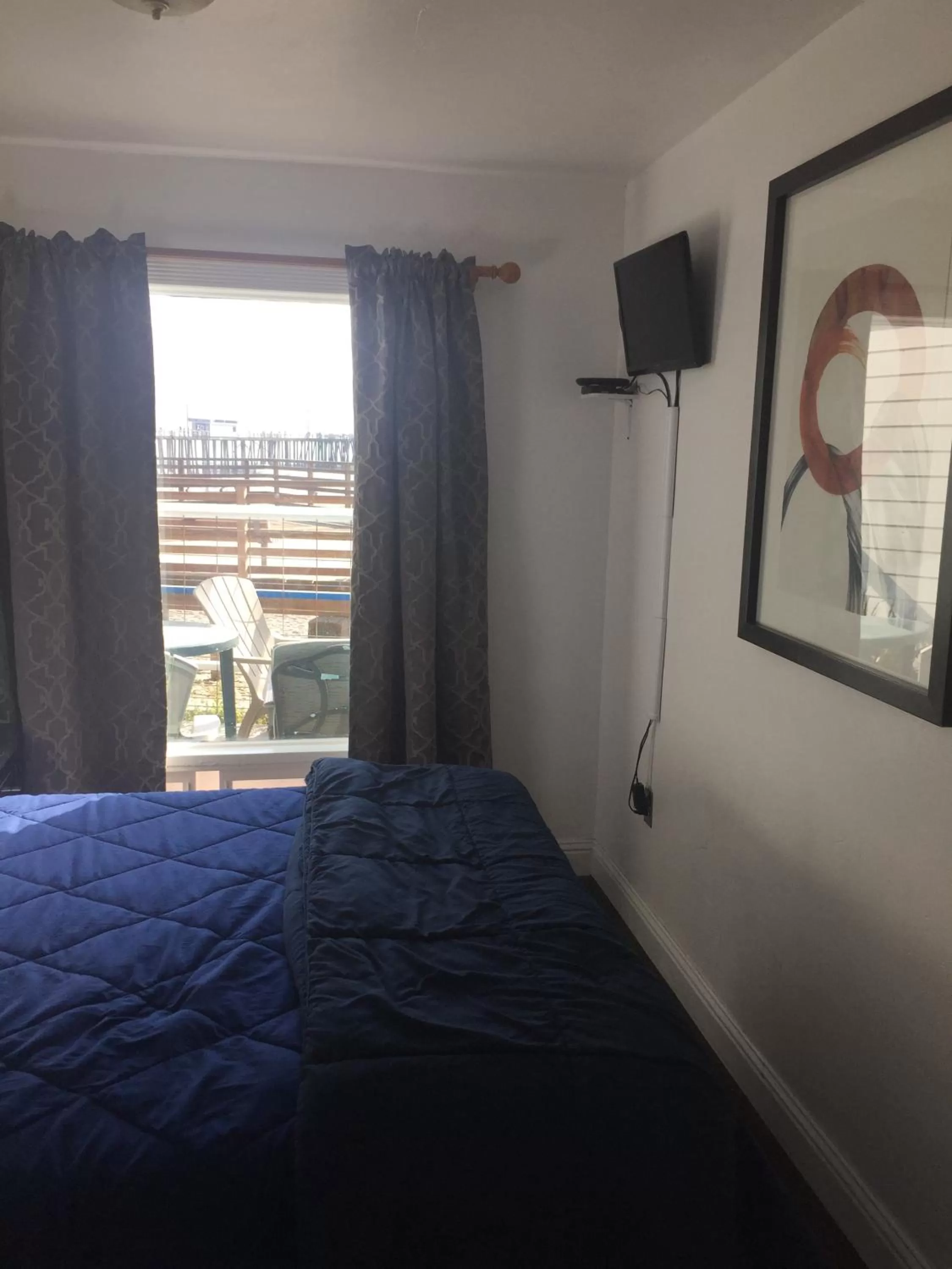 Bed in Dolphin Cove Motel