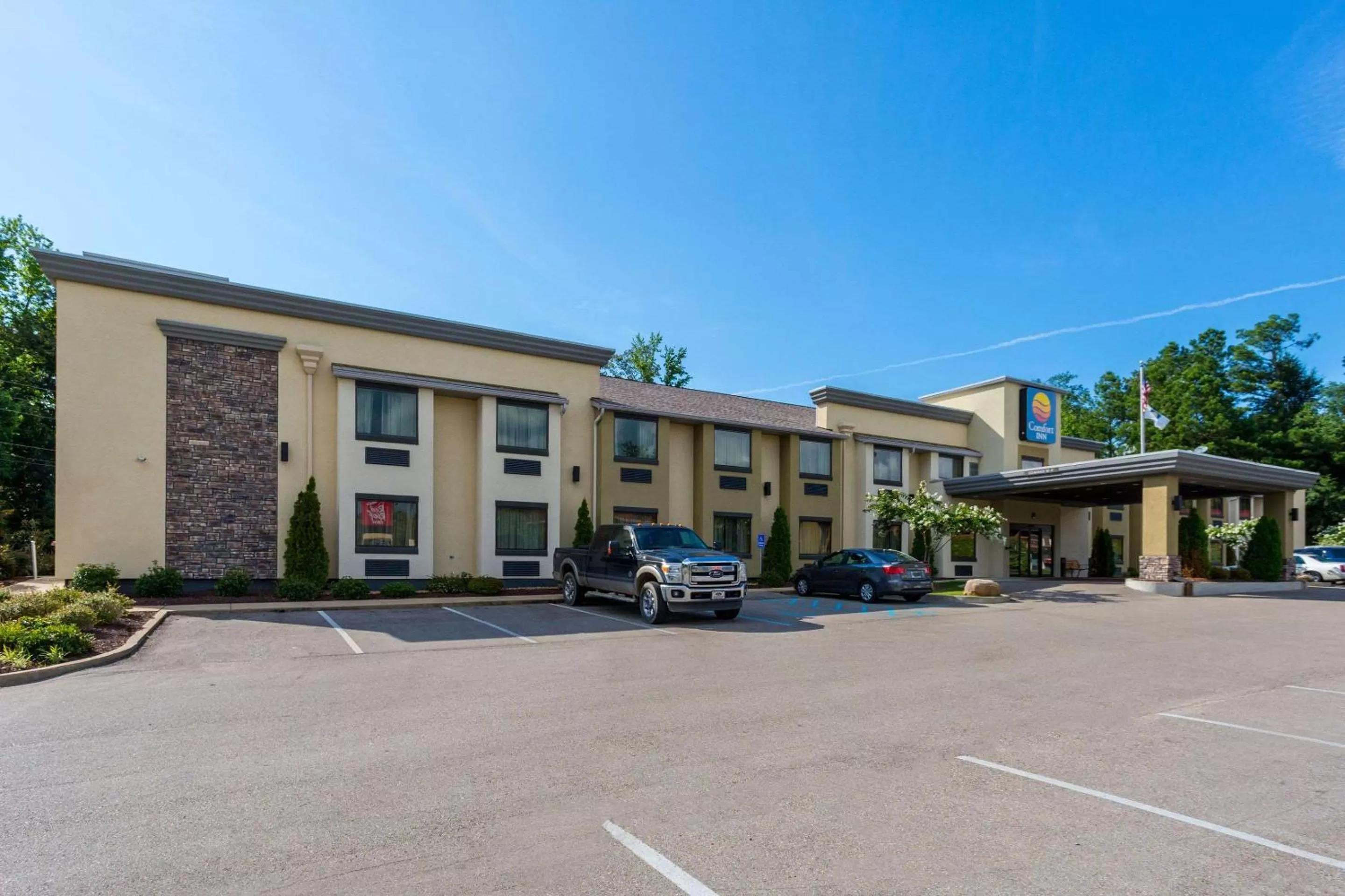 Property building in Comfort Inn Tupelo Central