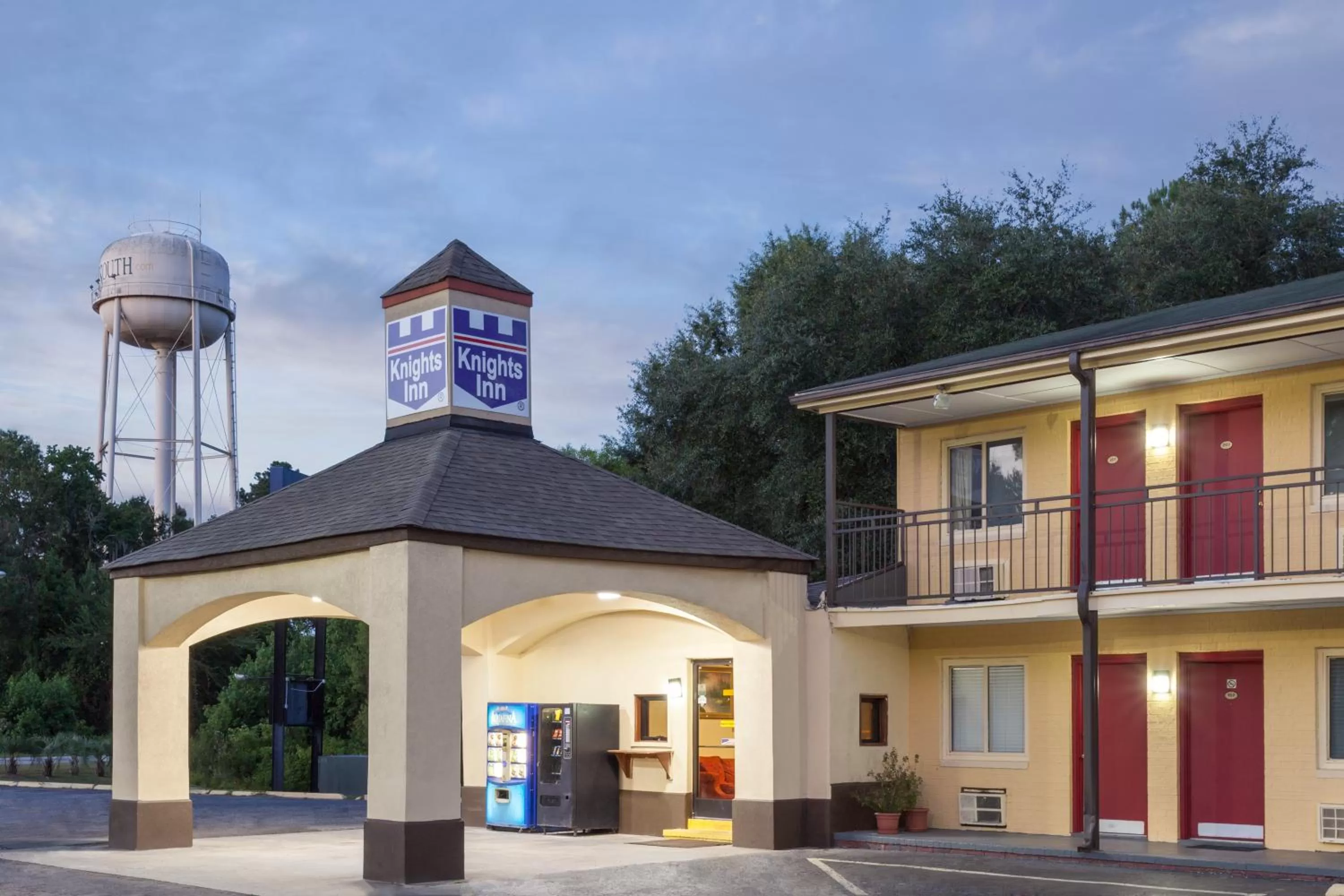 Property building in Knights Inn Point South Yemassee