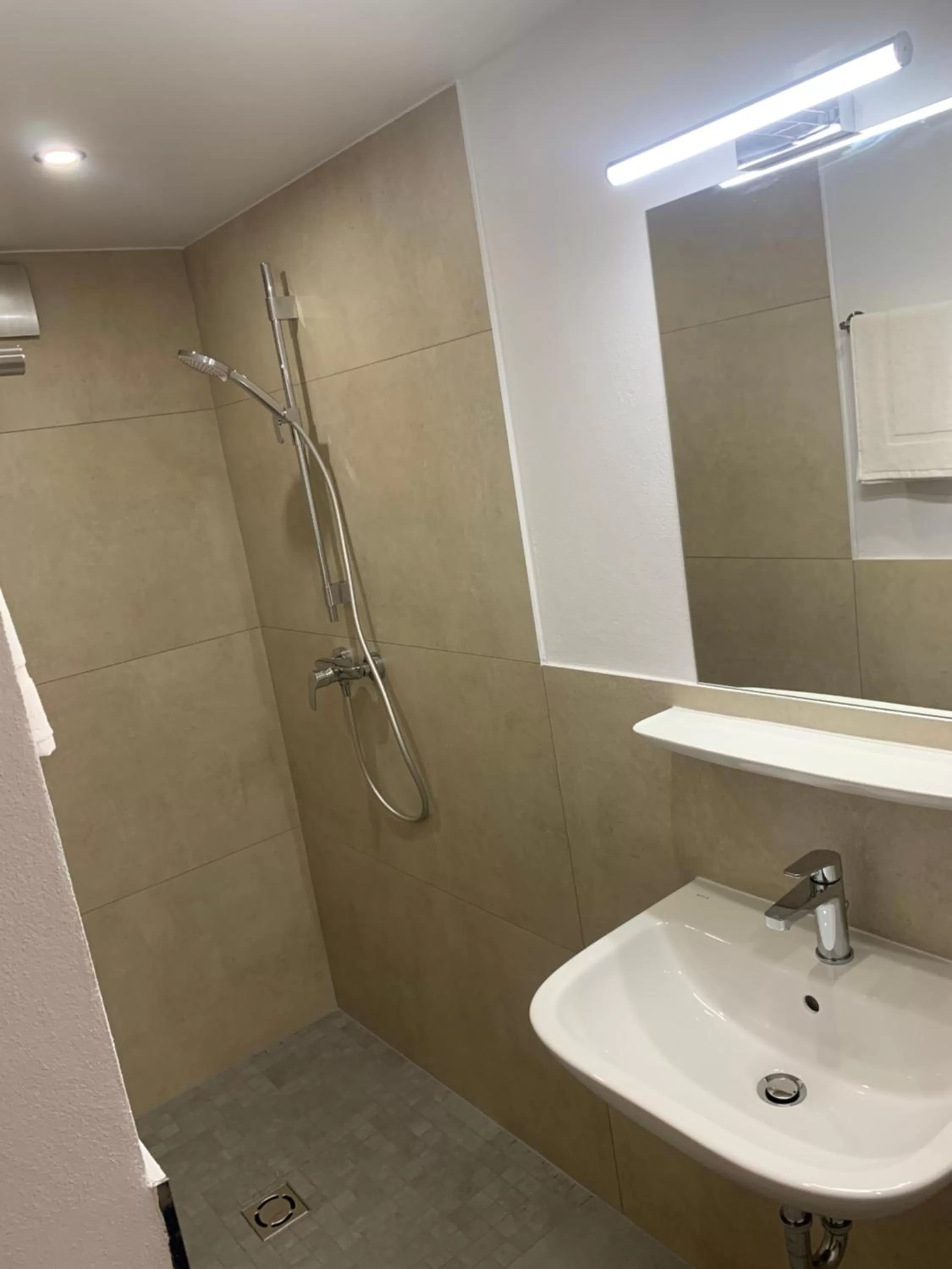 Bathroom in Hotel am Bahnhof