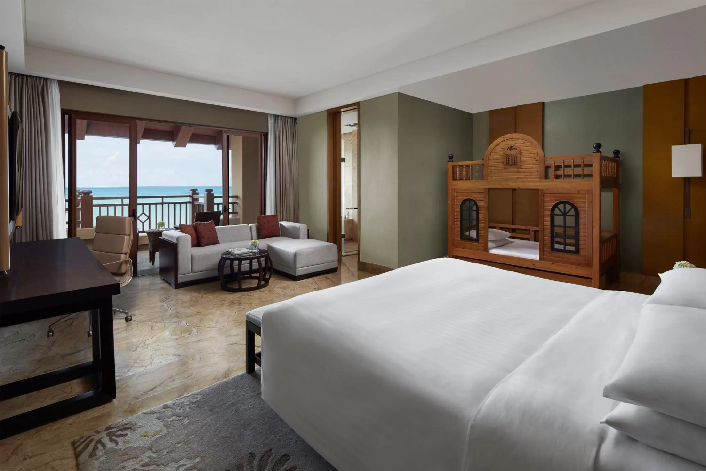 Seating area, Bed in Haikou Marriott Hotel