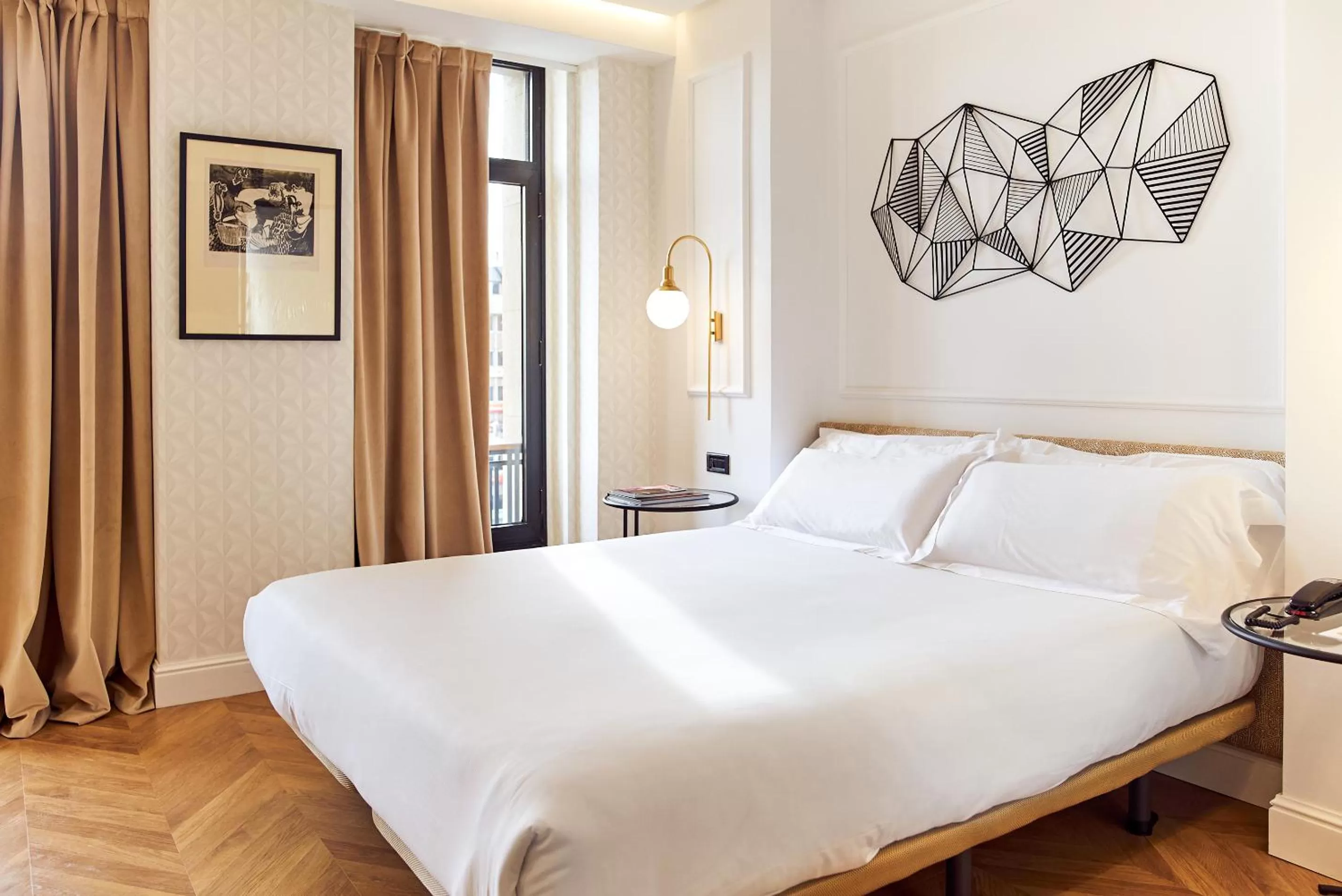 Photo of the whole room, Bed in Occidental León Alfonso V