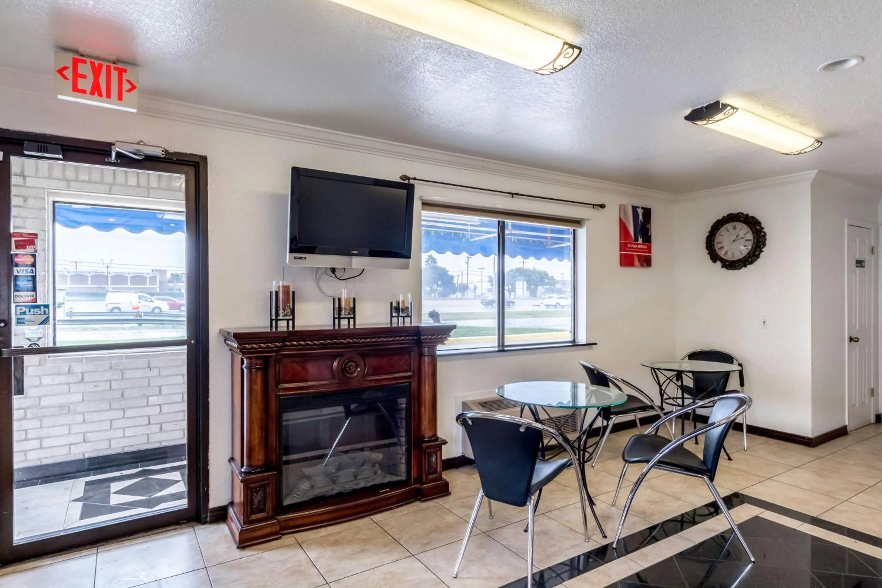 Communal lounge/ TV room in Motel 6 San Antonio, TX - Frost Bank Center