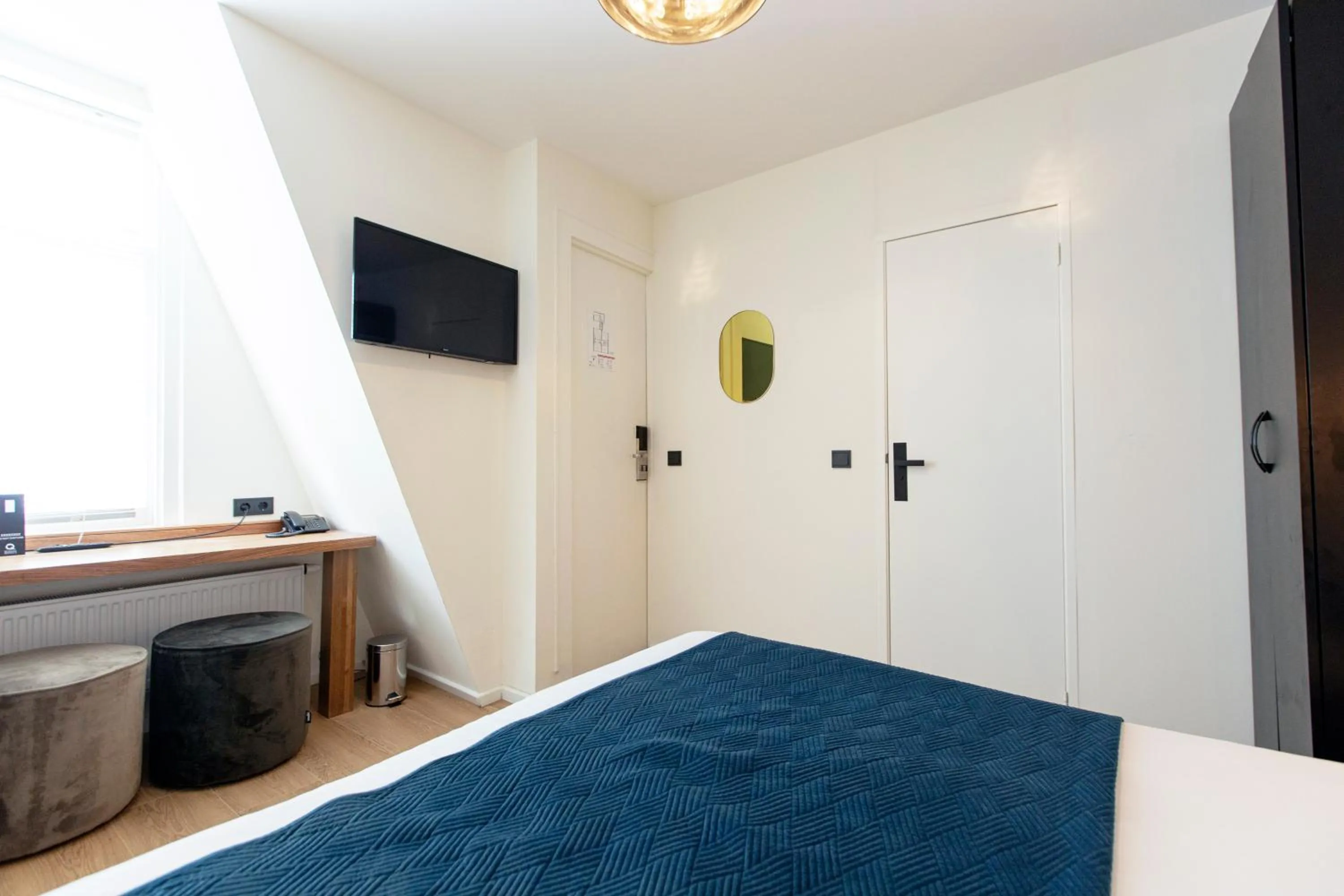 Bed in Quentin Golden Bear Hotel