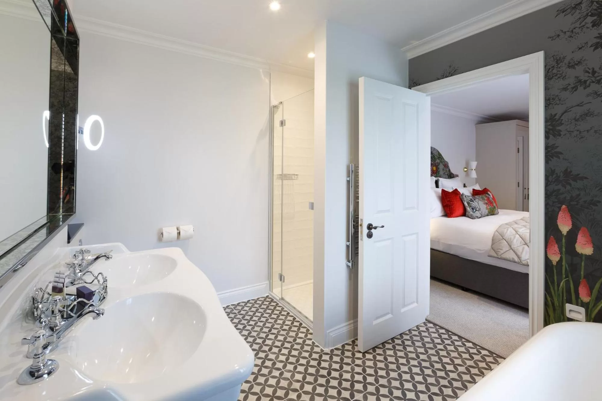 Bathroom, Bed in Gonville Hotel