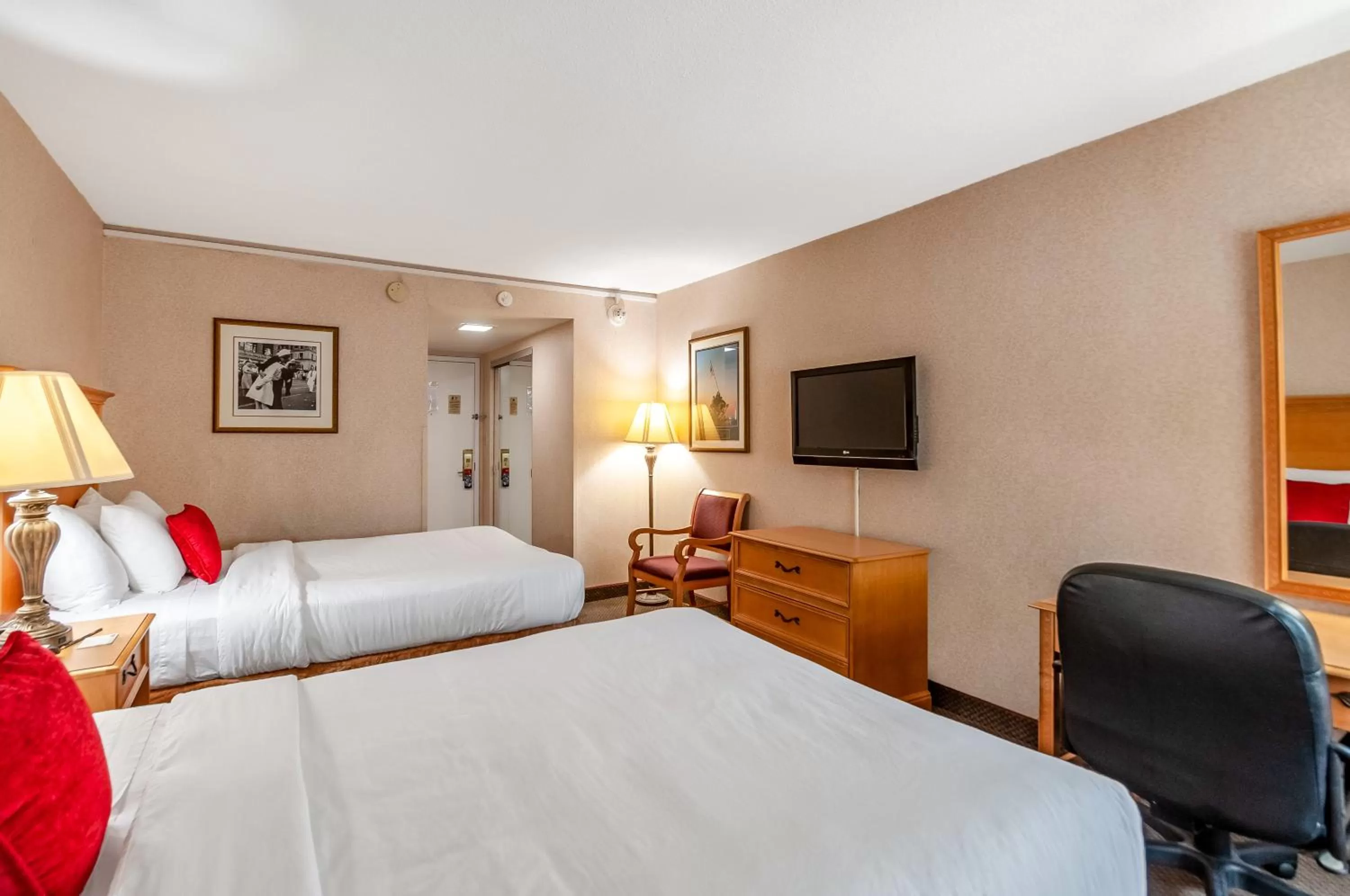 Bedroom, Bed in Red Lion Hotel Rosslyn Iwo Jima