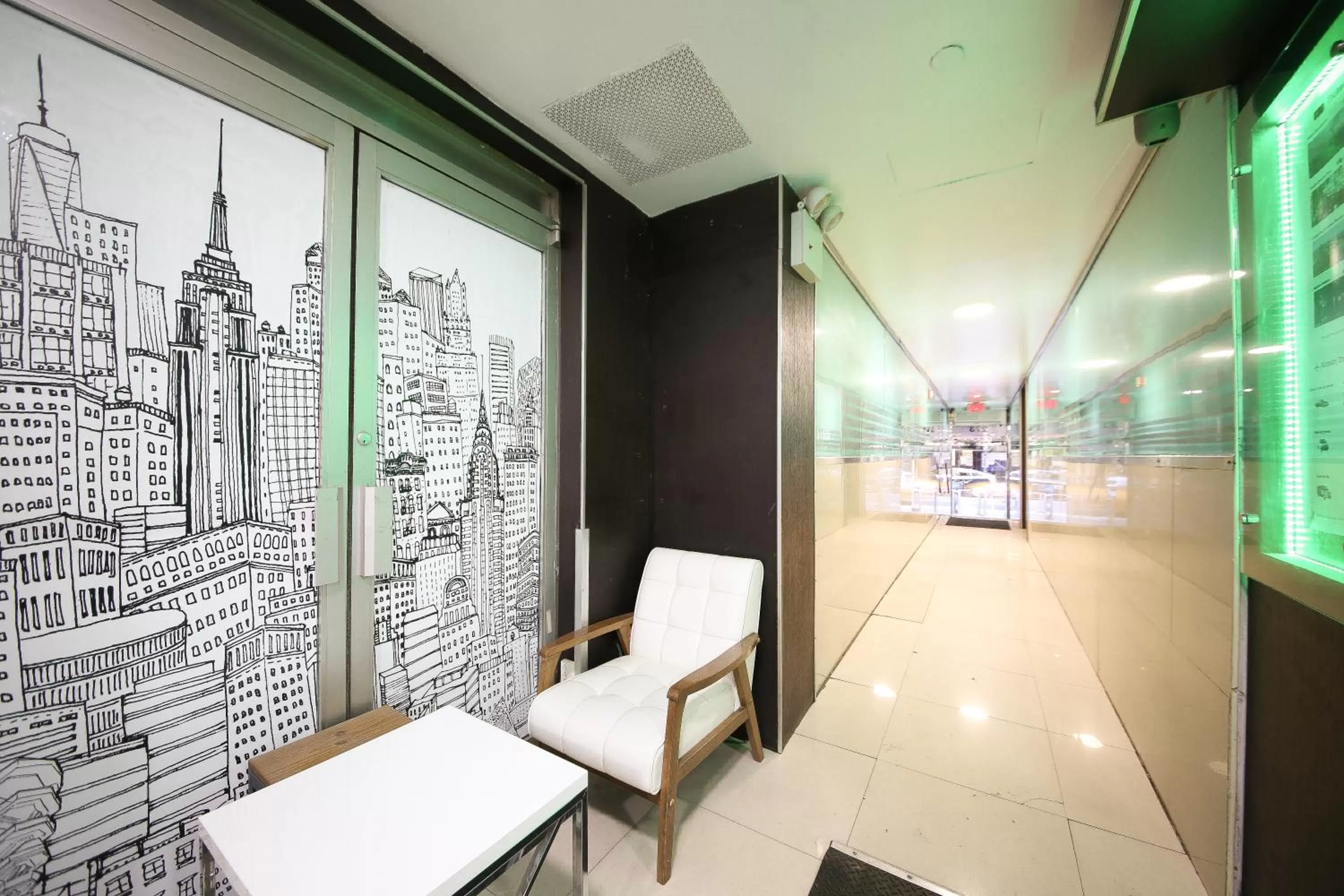 Facade/entrance in Doxie Hotel